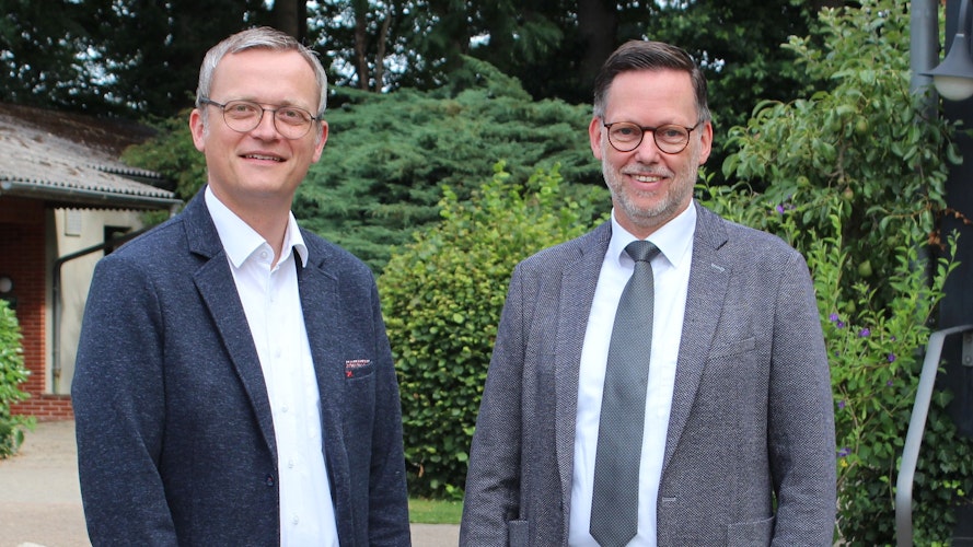 Wollen bestehende Strukturen nutzen: Bakums Bürgermeister Tobias Averbeck (links) und Pfarrer Karsten Hilgen. Foto: Heinzel