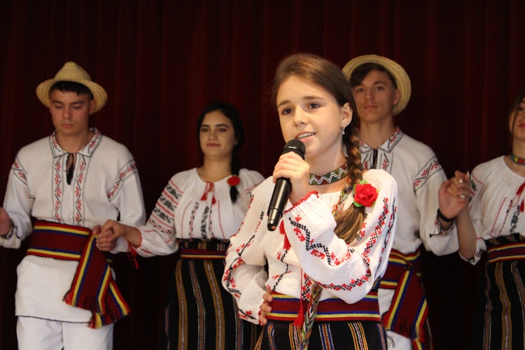 Melania Kusztra sang gleich zu Beginn das Lied Ich bin ein hübsches Mädchen“ – ein rumänisches Kindergartenlied. Foto: Heinzel