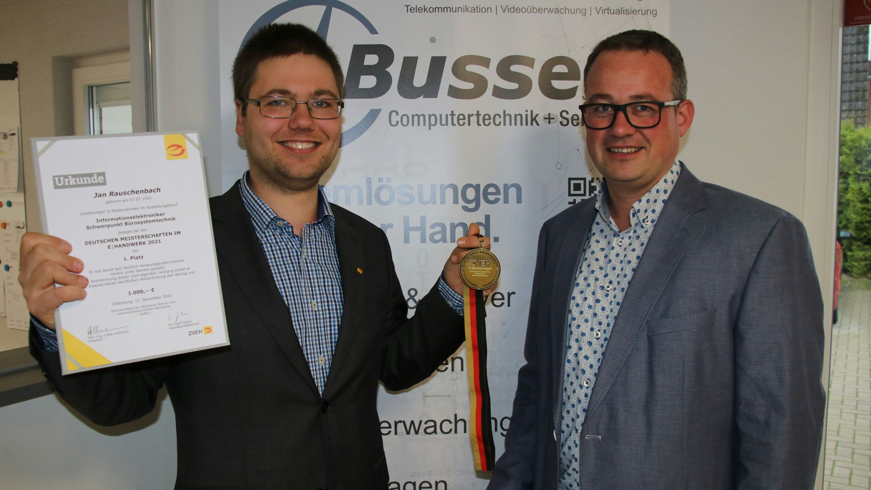 Titelträger: Jan Rauschenbach (links) darf sich, sehr zur Freude Mike Busses, Deutscher Meister nennen.&nbsp; &nbsp;Foto: Lammert