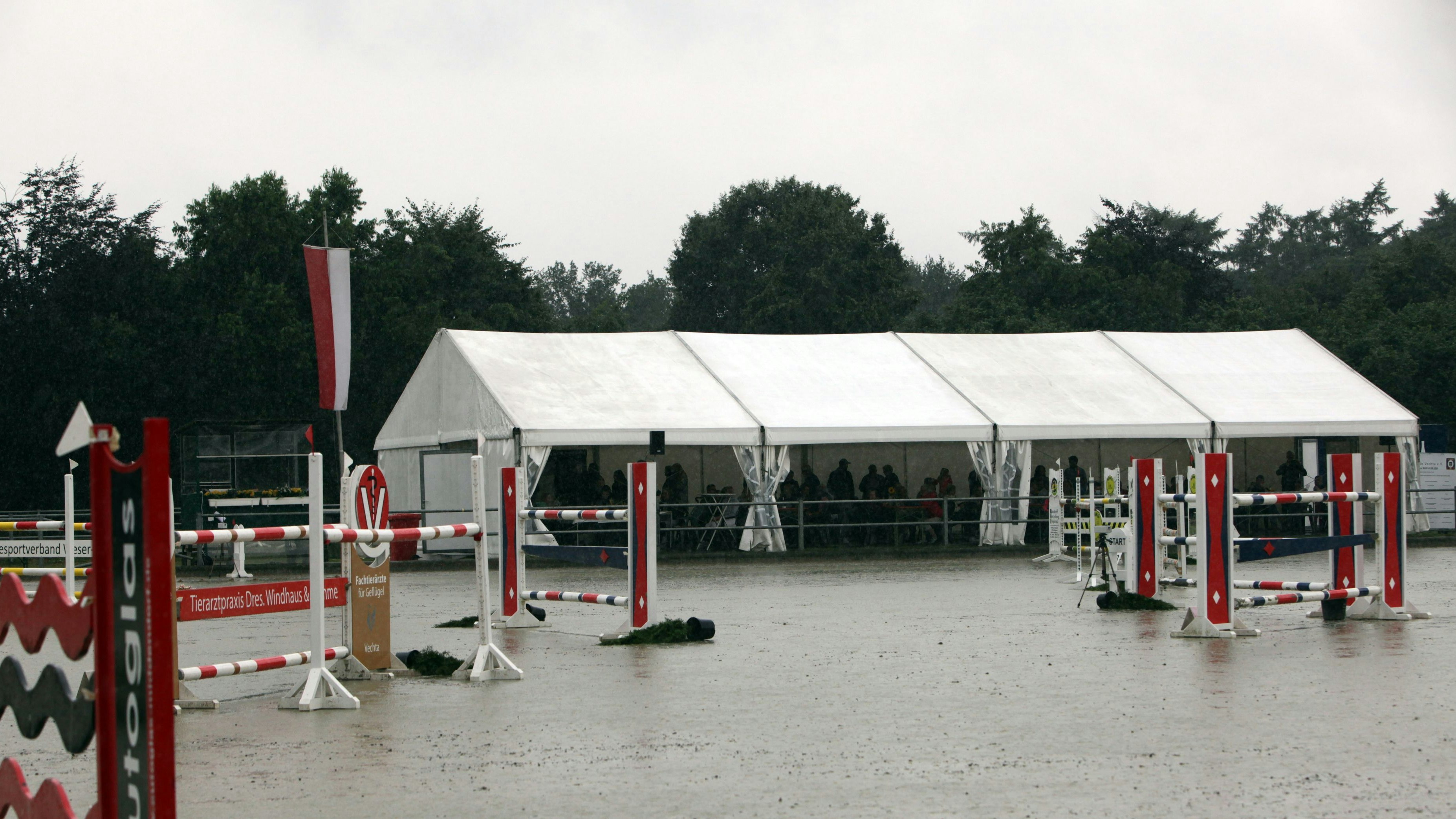 Turnierplatz unter Wasser: An der Landeslehrstätte hatte der Starkregen Reitsport unmöglich gemacht. Foto: Schikora