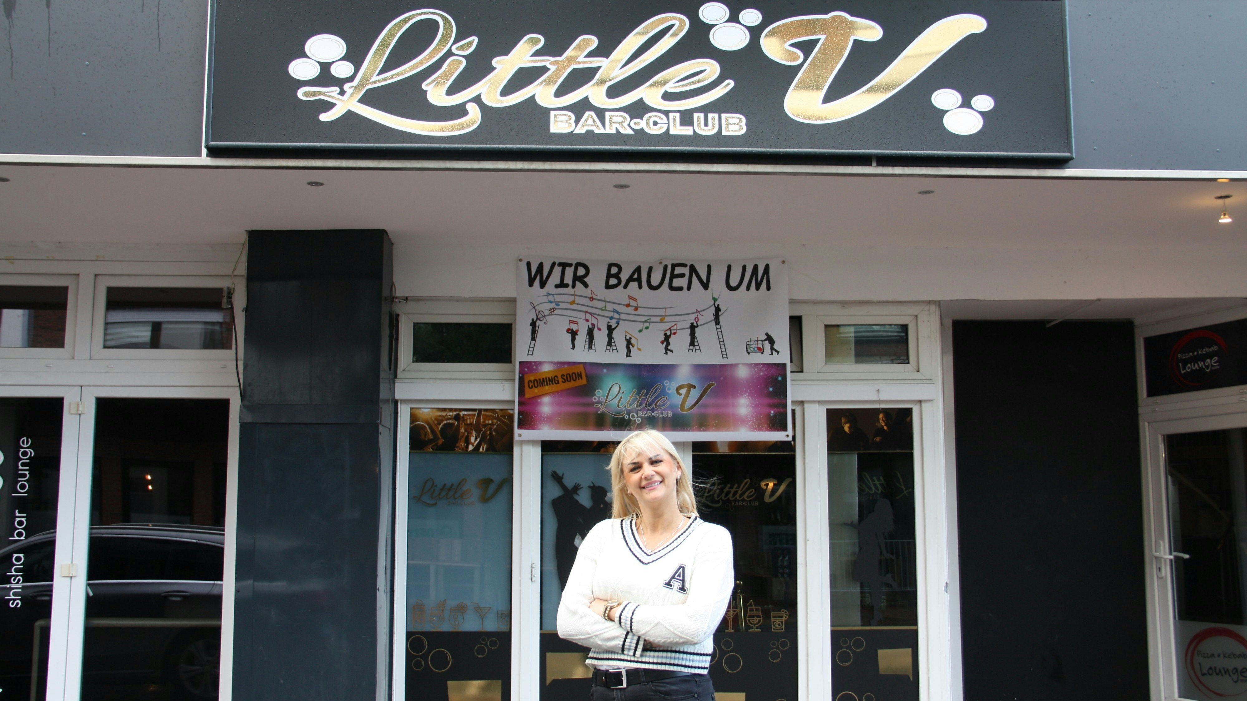 Vor dem Bar-Club: Inhaberin Sabrina Cabanska lädt ein. Foto: Alidini
