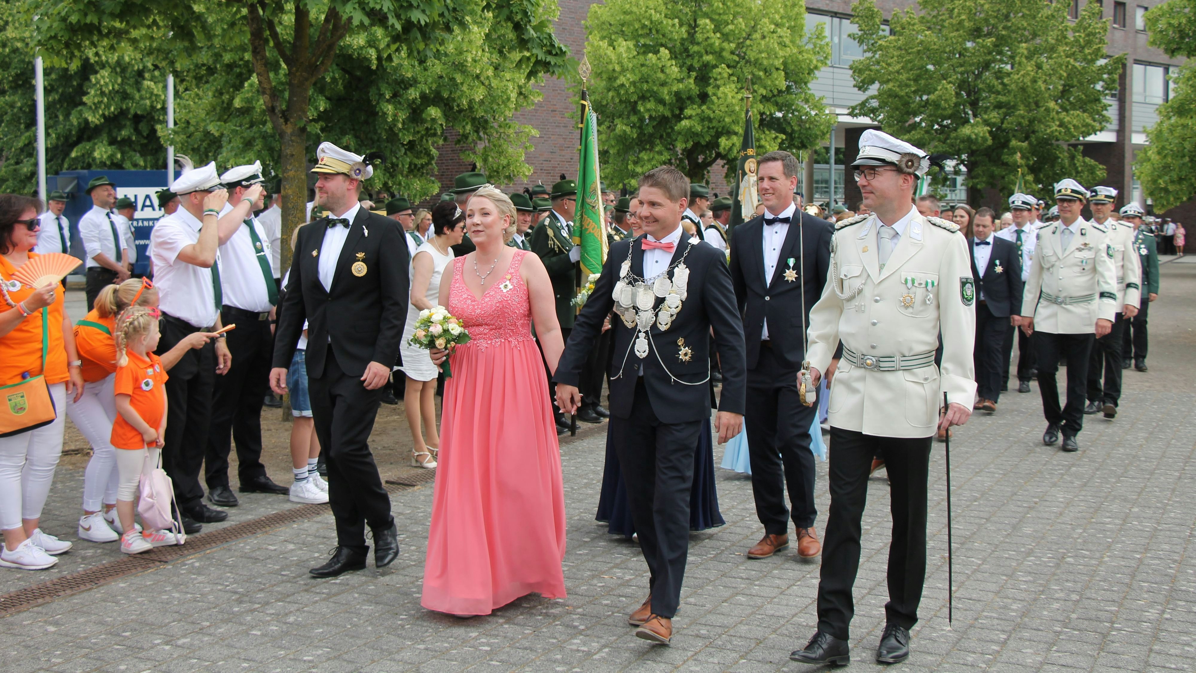 König Bernd und seine Gattin Katrin werden am Kreishaus von den Vechtaer Schützen in Empfang genommen. Foto: Oevermann