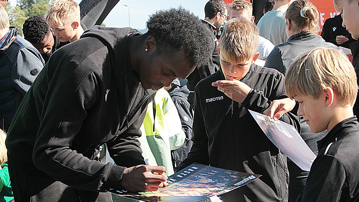 Ein Autogramm vom Neuzugang: Rastas Andrew Jones am Samstagnachmittag beim Fan-Fest vor dem Dome. Foto: Schikora