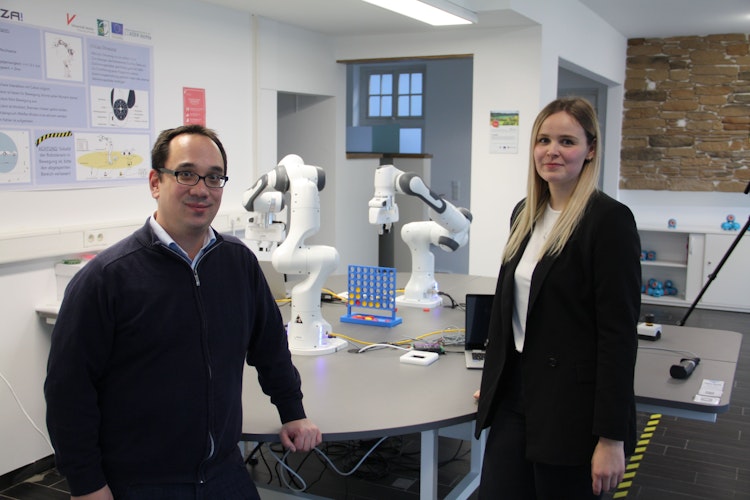 Startschuss: Prof. Dr. Nick Lin-Hi und Marlene Reimer hoffen auf viele Besucher, die die Cobots im neuen RoboLab testen wollen. Foto: Technow