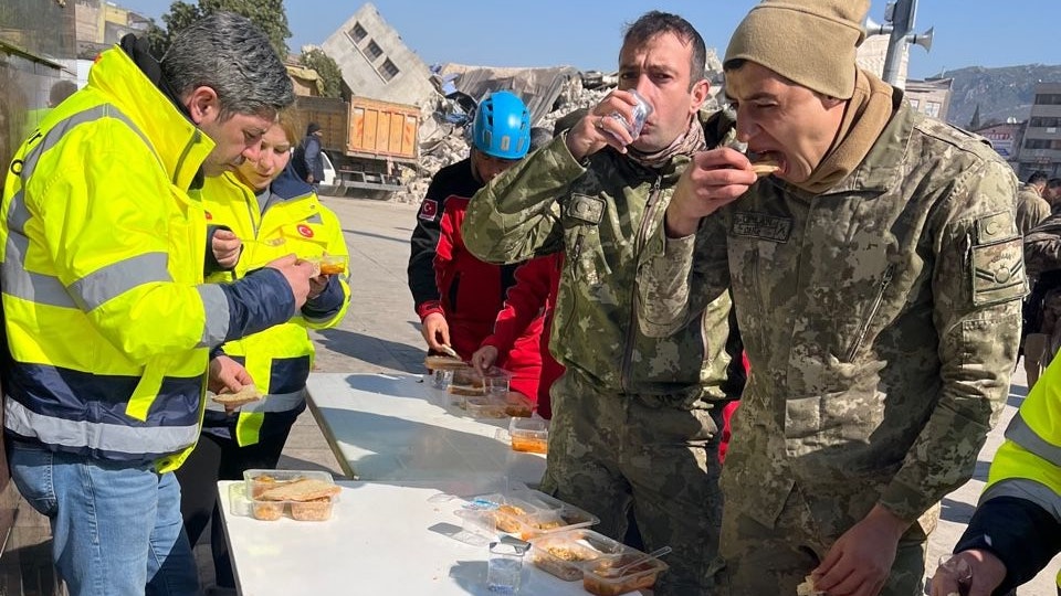 Kraft tanken für eine schwere Aufgabe: Murat Önder und Ünzile Yilmaz (beide links) stärken sich bei einem gemeinsamen Essen mit türkischen Soldaten. Foto: Yilmaz
