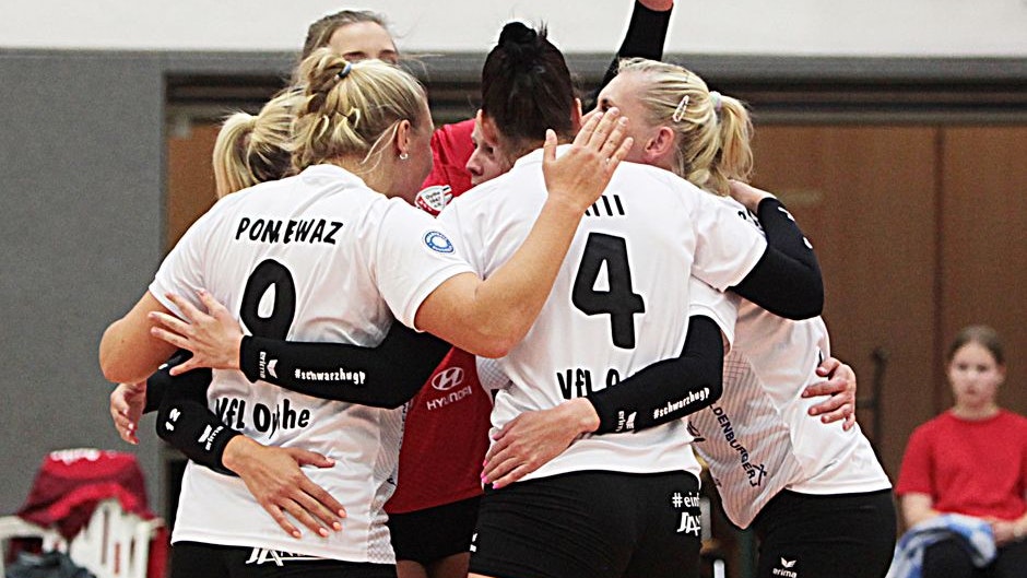 Gute Laune in Oythe: Die VfL-Volleyballerinnen haben in Dingden ihren ersten Saisonsieg gefeiert. Foto: Schikora