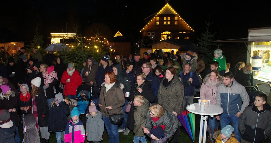 Warten auf den Nikolaus: Der Weihnachtsmarkt an der Schutenmühle war gut besucht. Foto: Mastall