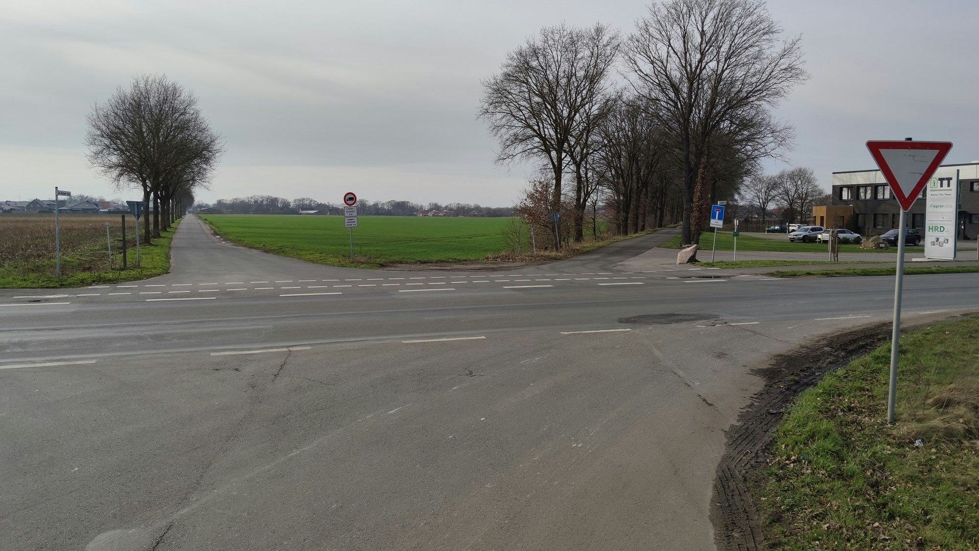 Hier entsteht ein Kreisverkehr: Am Knotenpunkt der Industriestraße, Steinbrüggen, Im Kleinen Esch und Holdorfer Esch wird ein vierarmiger Kreisel gebaut. Foto: Röttgers