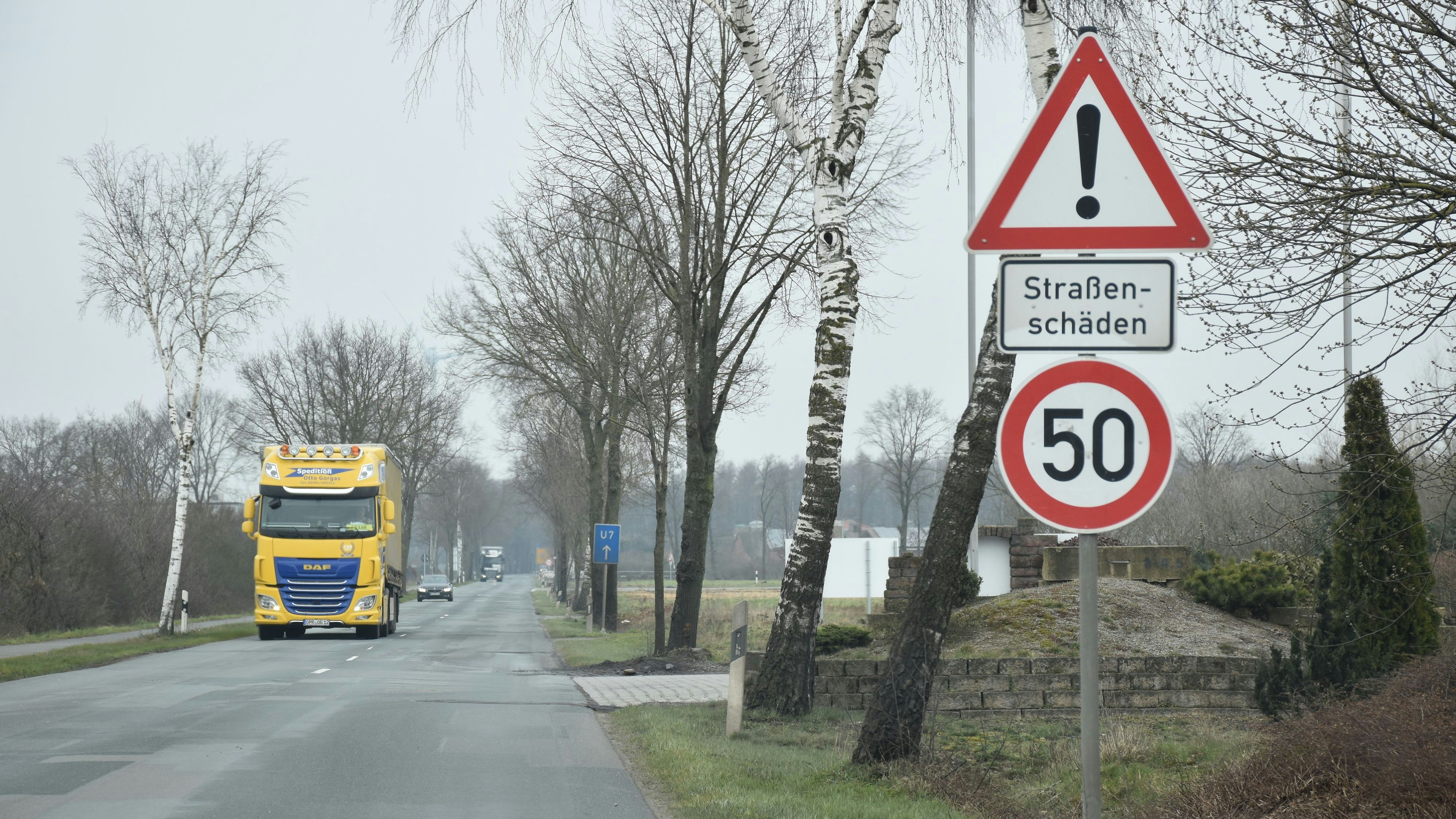 Lkw- und Autofahren macht hier wenig Spaß: Die Industriestraße in Holdorf weist an sehr vielen Stellen eklatante Schäden auf. Foto: Böckmann