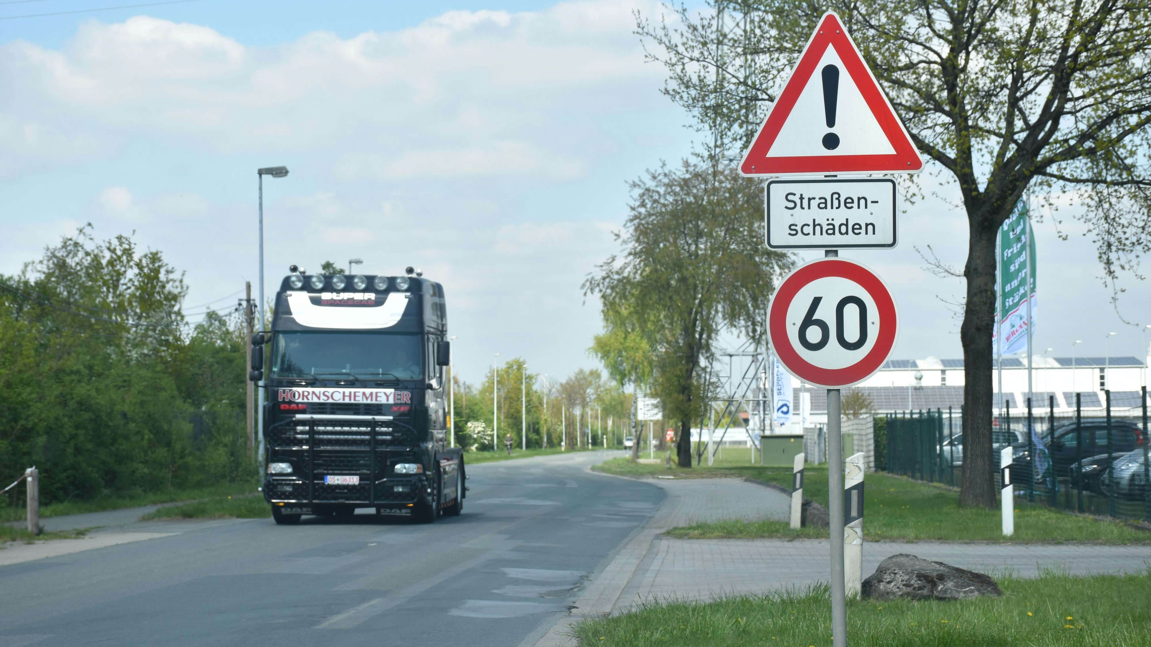 Zahlreiche Schäden auf 6 Kilometern Länge: Die marode Industriestraße in Holdorf soll möglichst ab 2023 ausgebaut werden.&nbsp; Foto: Böckmann