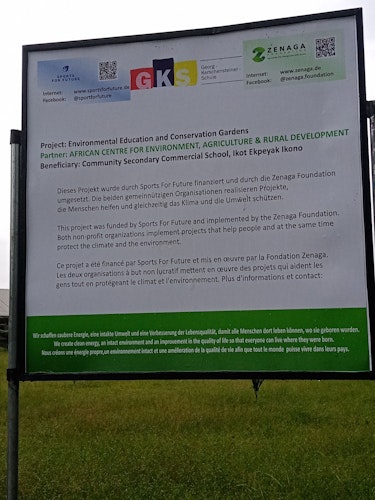 Sichtbare Verbundenheit: Das Logo der Georg-Kerscheinsteiner-Schule ist auf einer Infotafel zum Aufforstungsprojekt in Nigeria zu sehen. Foto: GKS