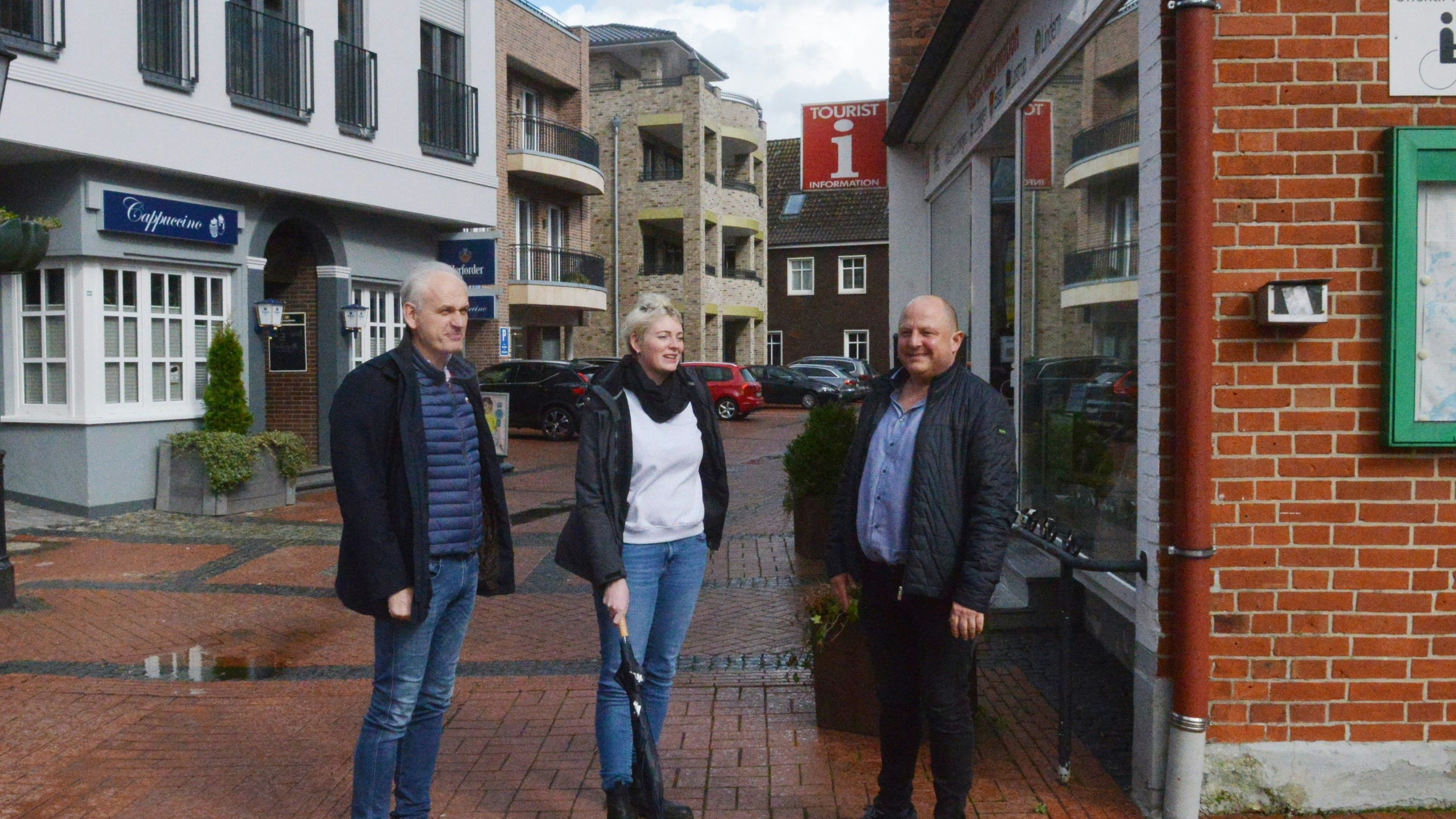 "Perspektive Innenstadt": Jens Flerlage (von links), Hannah Kopmeyer und Jörn Willen erläuterten die Pläne, die im Rahmen des Förderprogrammes in Löningen umgesetzt werden sollen. Foto: Siemer