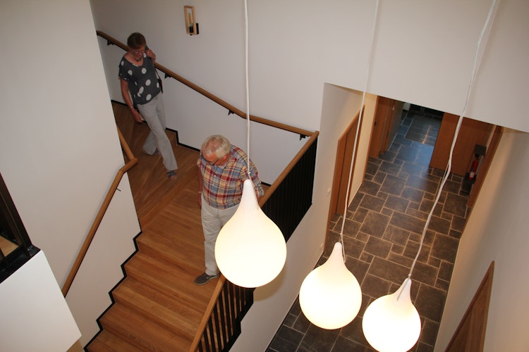 Blick in den Flur: Die Besucher des barrierefreien Gebäudes können die Treppe oder auch wahlweise den Aufzug benutzen. Foto: Speckmann