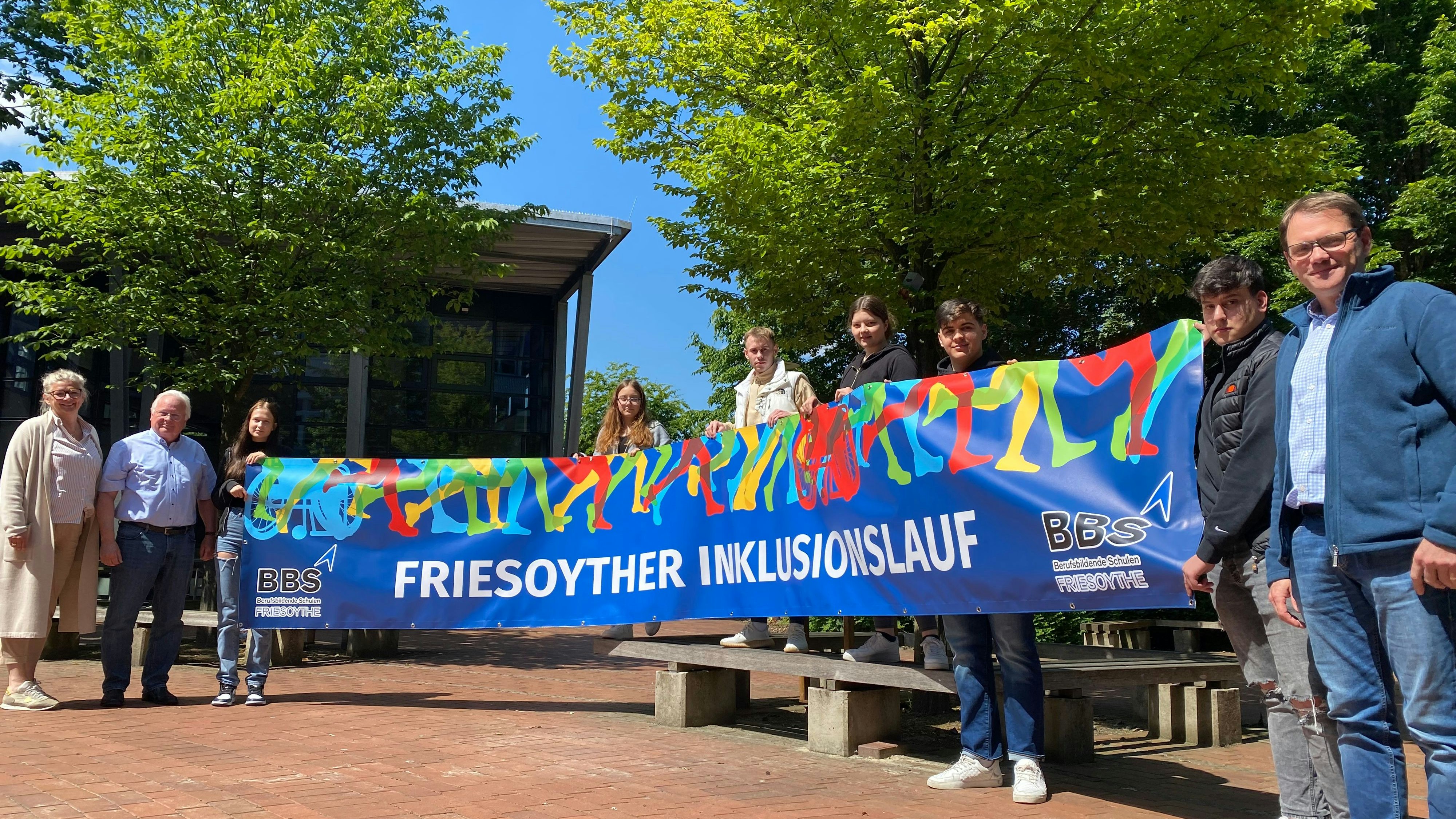 Laden mit buntem Banner ein: Schüler und Schulleitung der Berufsbildenden Schulen Friesoythe. Foto: Wimberg