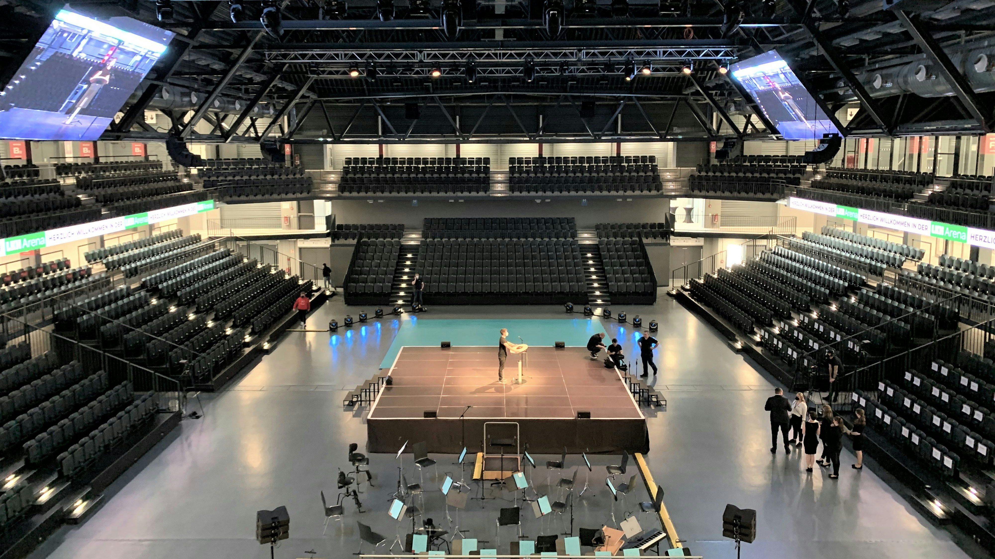 Sieht ein wenig aus wie das Innere des Rasta Dome: Blick in den zentralen Hallenbereich der LKH Arena Lüneburg. Foto: Buddelmeyer