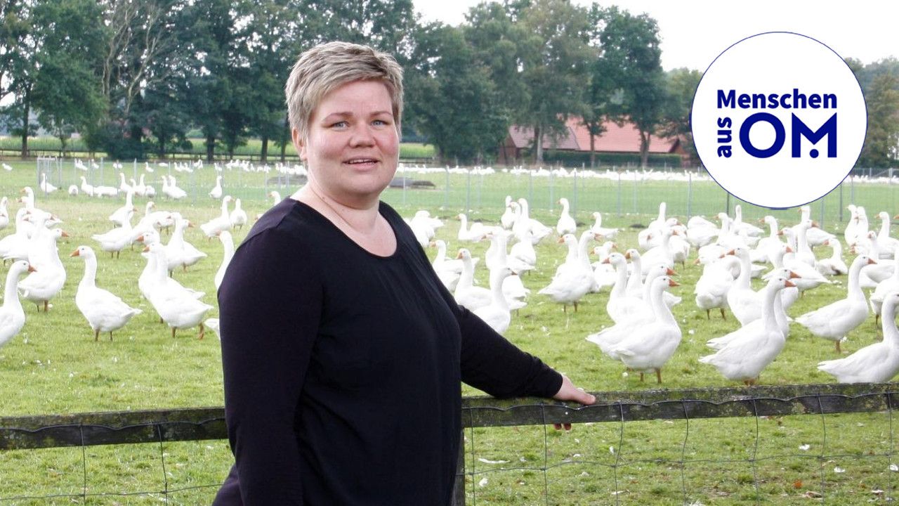 Ein eingespieltes Team: Für Iris Tapphorn aus Brockdorf dreht sich sehr viel um Gänse. Derzeit können die Tiere wegen der Vogelgrippe nicht auf die Weiden.&nbsp; Archivfoto: Technow