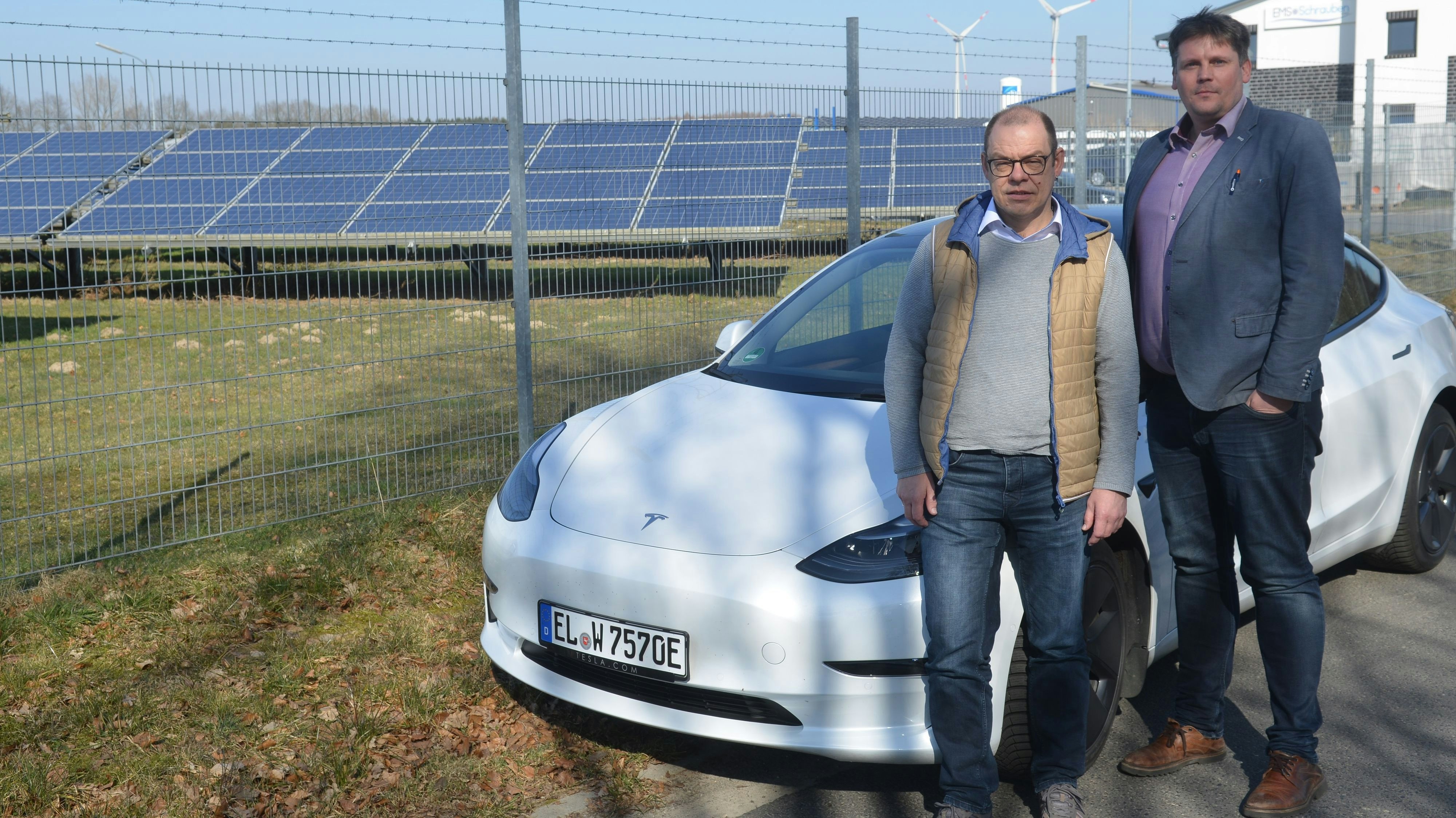 Dr. Heinz Rolfes (rechts) und Energieberater Wilfried Gravel wollen mit ihrer neuen Firma IZE Betreibern helfen, die neue Datenübermittlungs-Vorschrift für Strom aus erneuerbaren Energien zu erfüllen. Foto: Siemer