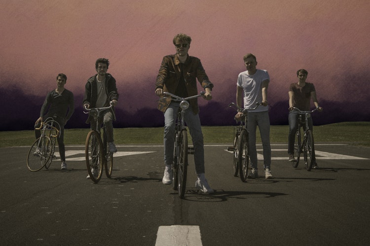 Mit dem Fahrrad auf dem Flugplatz: Das Lohner Quintett beim Videodreh in Bad Pyrmont. Foto: Sam Straka