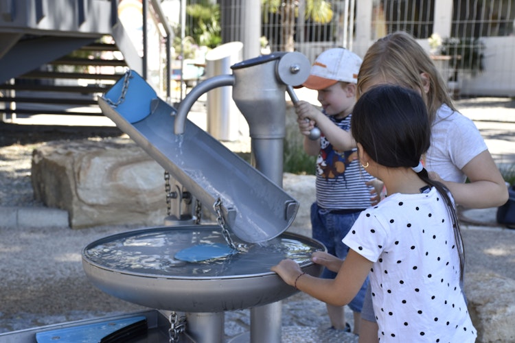 Wasser marsch: Die Kinder können Wasser pumpen, stauen oder auch transportieren. Foto: J. Scholz