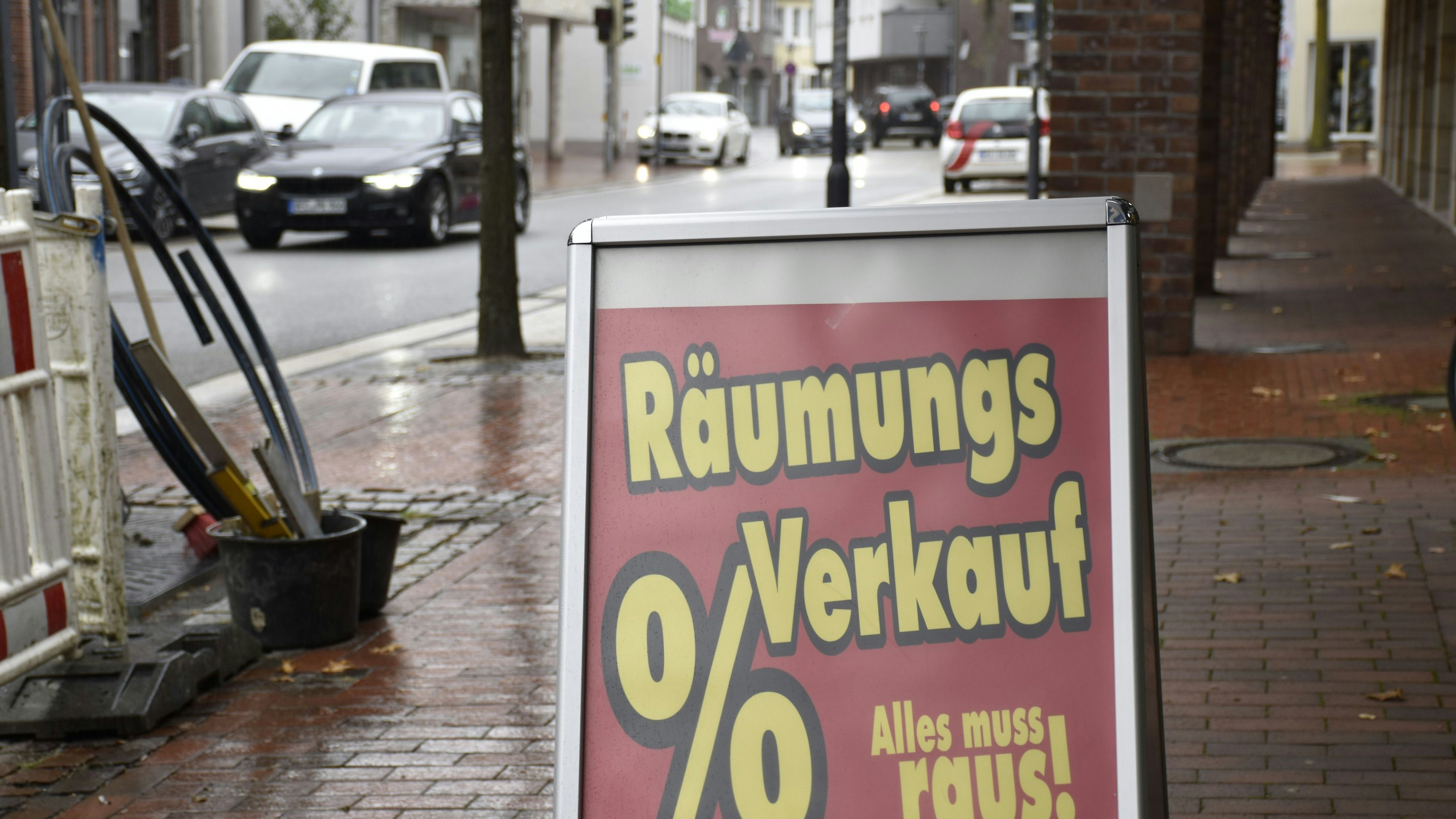 Leerstand: In Dinklages Innenstadt lichten sich die Reihen der Geschäfte. Mit einem Citymanager soll genau das in Zukunft verhindert werden. Foto: Scholz