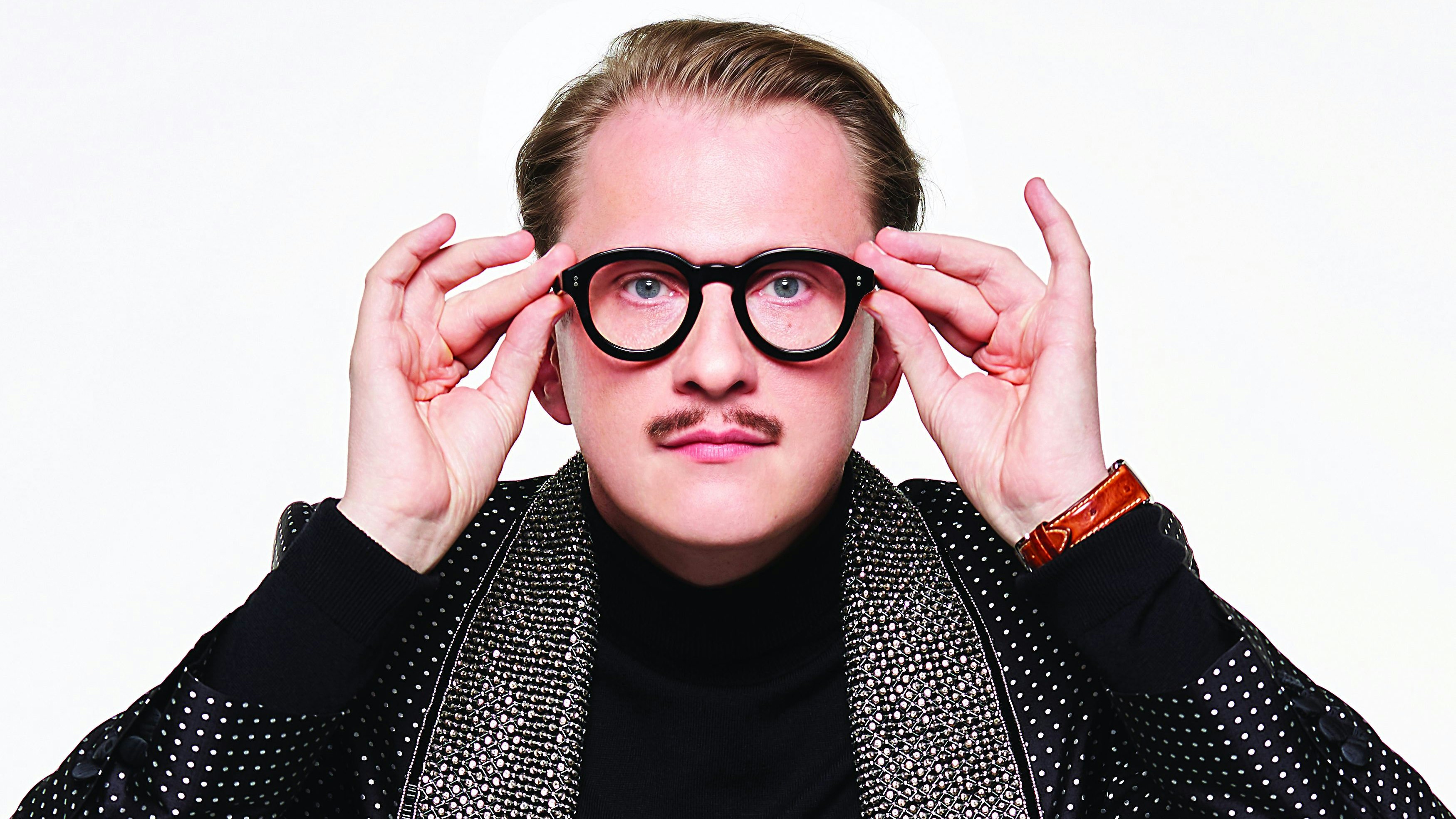 Eine markante Brille ist sein Markenzeichen: Jan-Henrik Scheper-Stuke präsentiert sich so bei Netflix. Foto: Netflix/Thomas Schenk