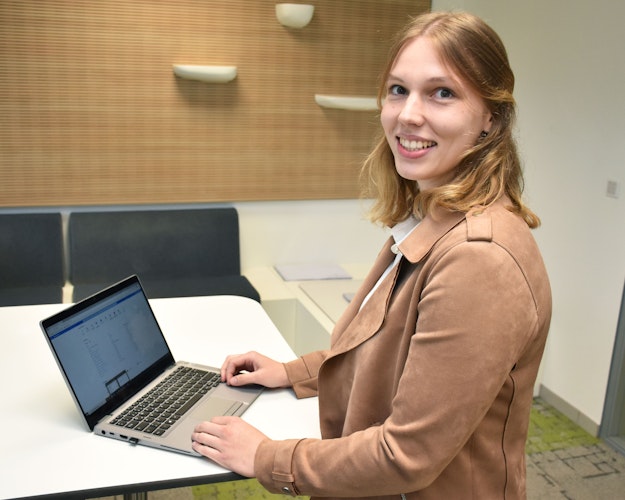 Hat sich schon immer für die IT interessiert: Jana Meyer hat ihre Ausbildung zur Informatikkauffrau bei Pöppelmann absolviert. Foto: Tanja Schulte-Saß