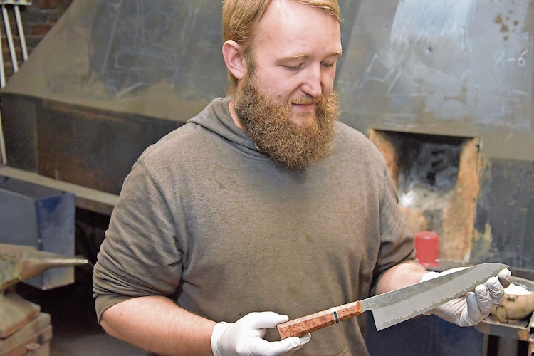 Spricht zum Auftakt über Eisenverhüttung heute: Schmied Jannis Scholz, der sich in seinem Friesoyther Atelier auf Messer spezialisiert hat. Foto: Wimberg