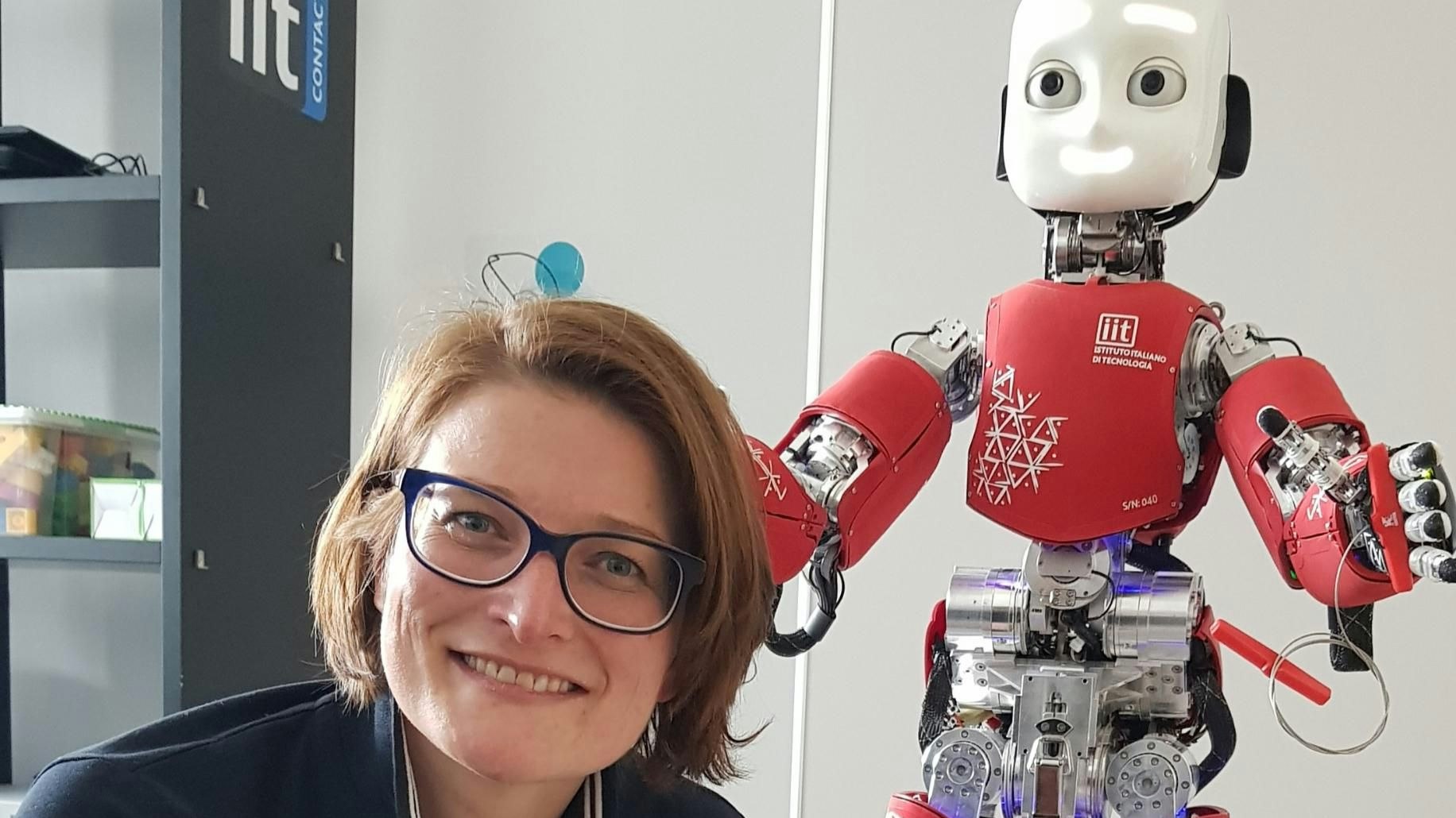 Auf Du und Du mit dem Roboter: Dr. Jasmin Bernotat forscht am „Italian Institute of Technology“ in Genua im Bereich der Robotik. Die gebürtige Dammerin ist promovierte Psychologin.&nbsp; &nbsp;Foto: privat