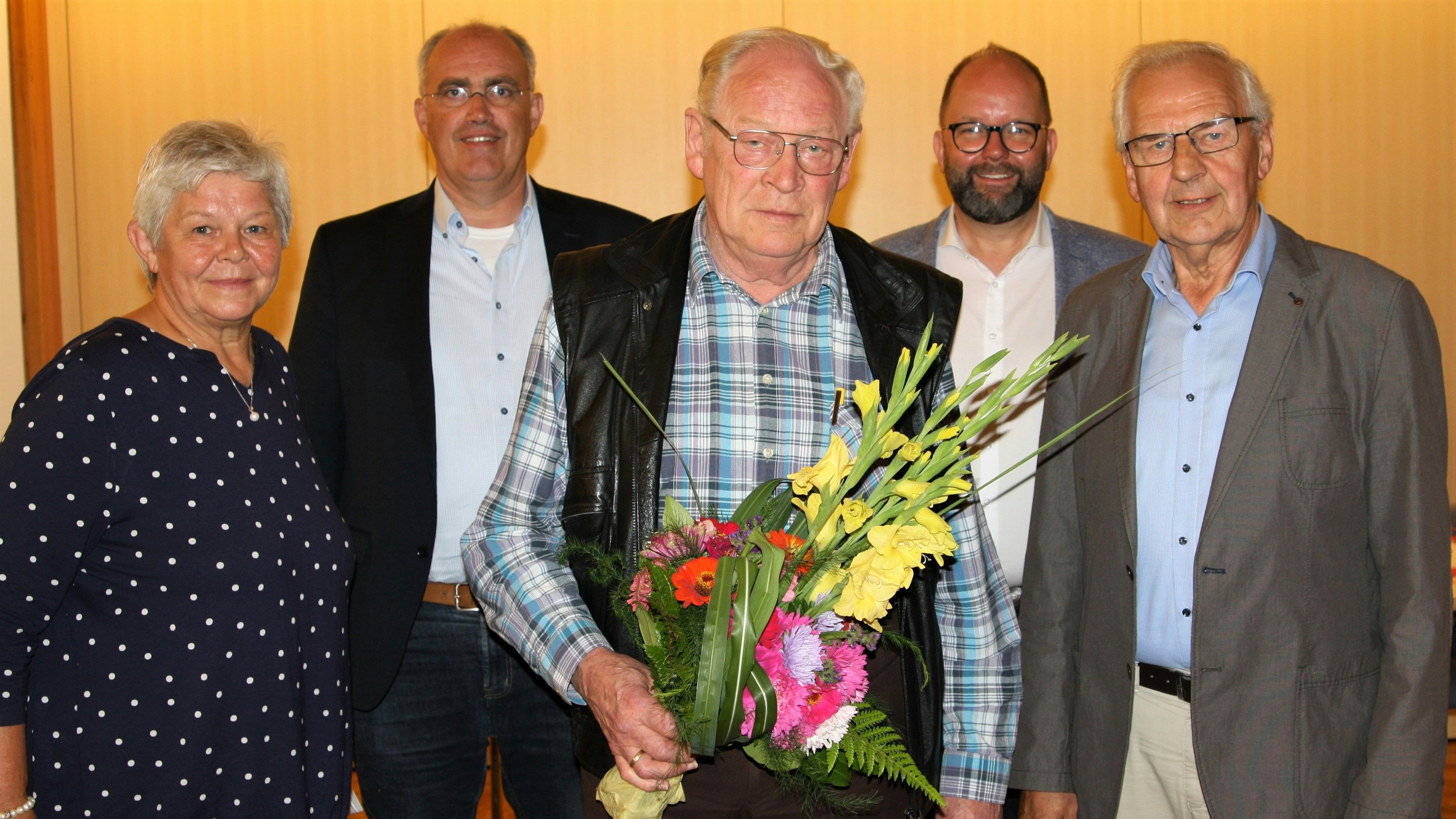 Setzen auf Kontinuität in der Führungsriege: Gabi Tepe (von links), Bernd Wichmann, Hermann Reiners, Schirmherr Landrat Johann Wimberg und Aloys Lübbers. Foto: Pille