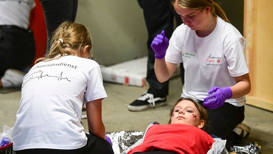 Große Herausforderung: Um gleich zwei verletzte Mitschüler“ mussten sich die Garreler Wettkampfteilnehmer kümmern. Foto: Heusel