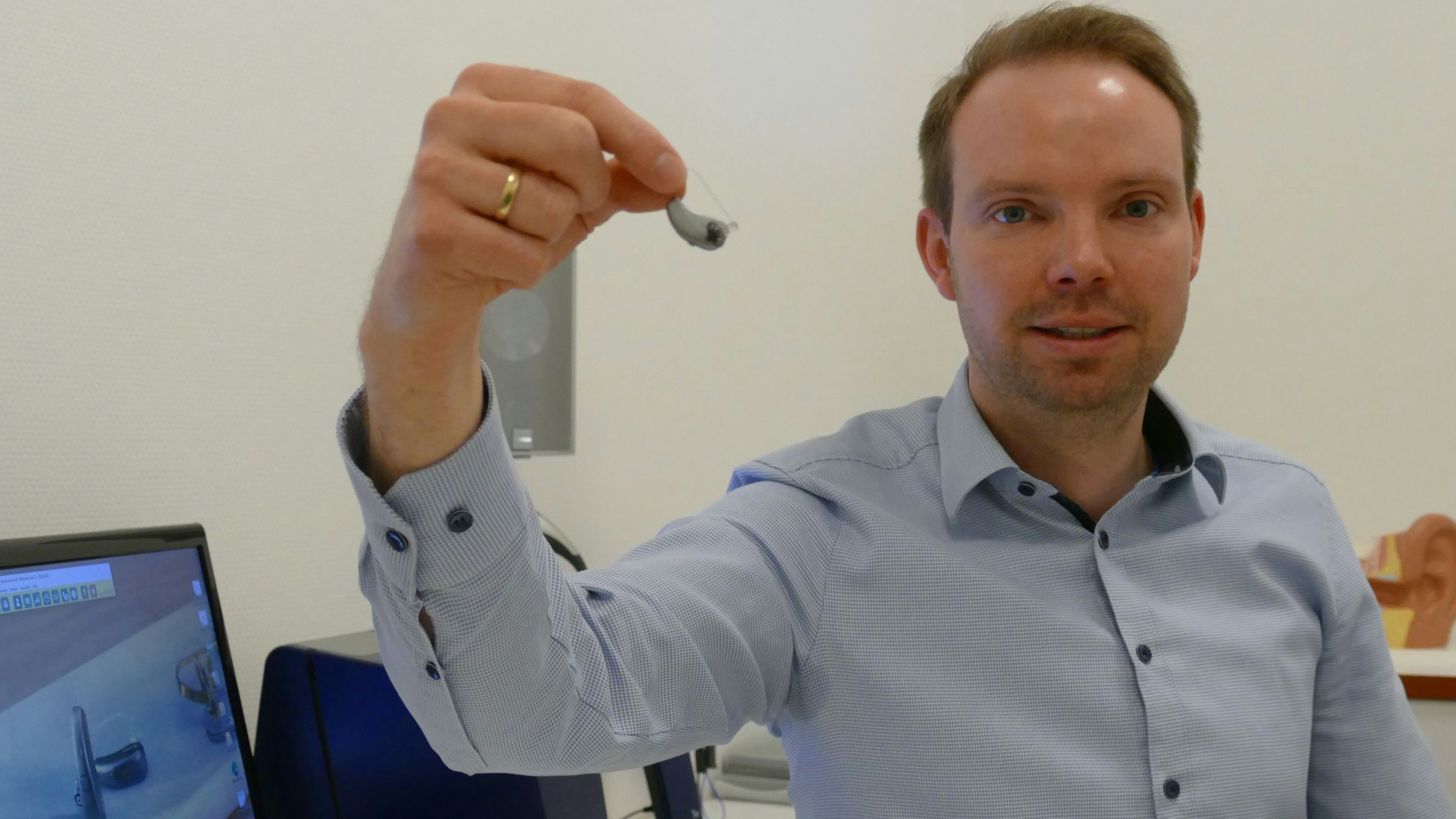 Hörakustikmeister Johannes Pancratz zeigt ein modernes Hörgerät. Manche Modelle lassen sich per Bluetooth mit Telefon und Fernseher verbinden. Foto: Stix