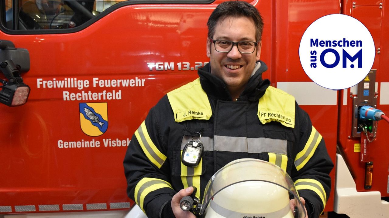 Für die Rechterfelder Feuerwehr macht er sich stark: Jörg Reinke mit Helm und Schutzanzug vor dem 2020 angeschafften Fahrzeug samt Gemeindelogo. Foto: Klöker