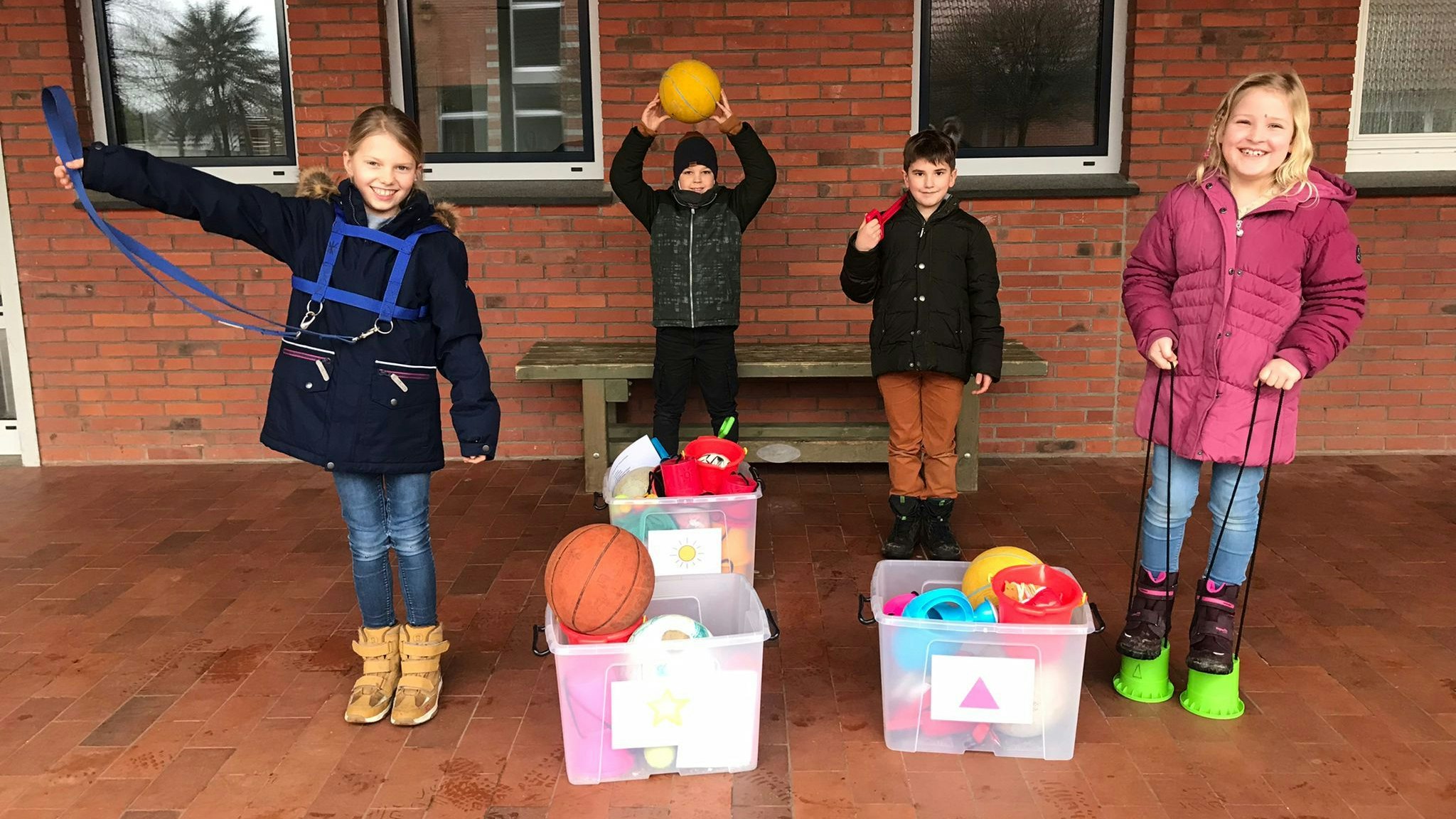Pausenkisten sind Trumpf: Großen Spaß haben die Mädchen und Jungen der Grundschule Sierhausen an den vielfältigen Spielmöglichkeiten, die der Kisteninhalt bietet. Foto: Pohlmann