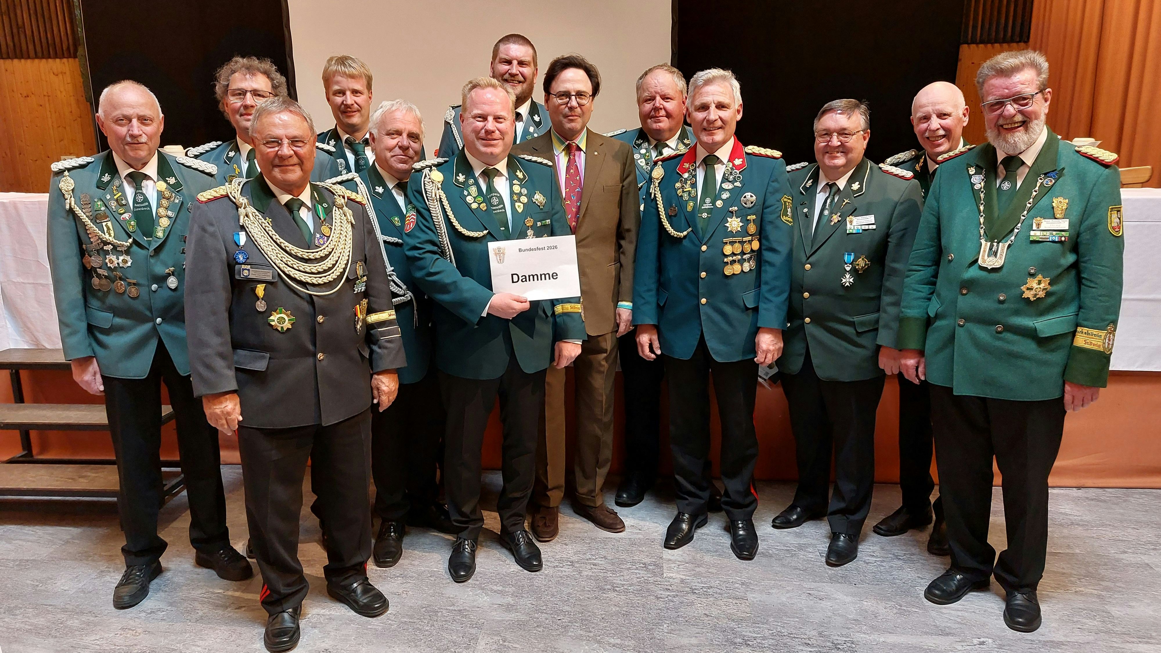 Große Freude, viel Arbeit: Andreas Kramer (6. von links) freute sich über die von Dr. Emanuel Prinz zu Salm-Salm (6. von rechts) erteilte Mitteilung wegen des Bundesfestes 2026. Foto: privat