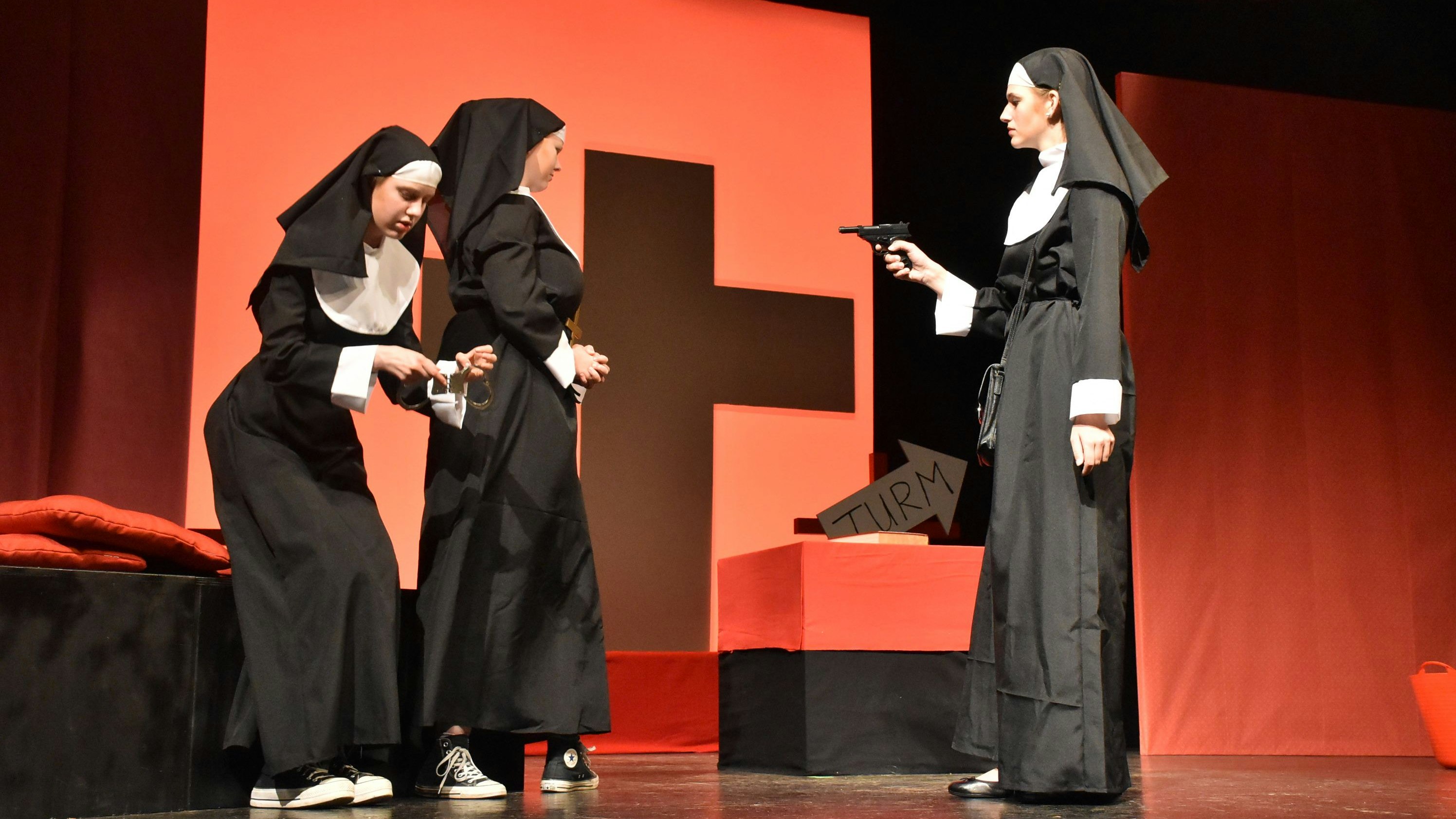 Bedrohliche Lage: Die angebliche Schwester Peregrina (rechts) hält die Schwestern Genista (Mitte) und Culina in Schach. Foto: Lammert
