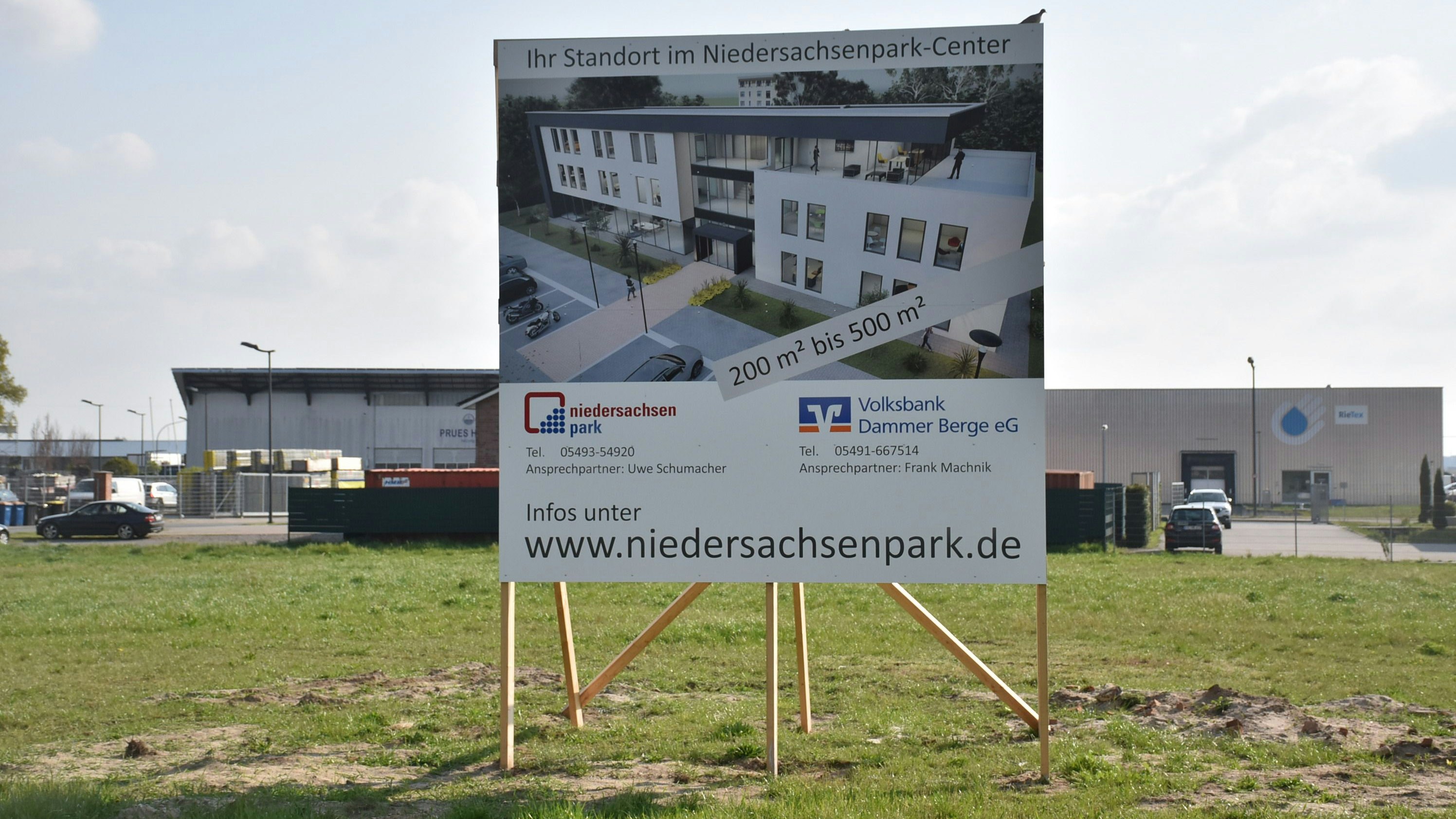 Noch steht nur das Bauschild: Der Start der Arbeiten am neuen Niedersachsenpark-Center in Hörsten soll spätestens Anfang des kommenden Jahres erfolgen.&nbsp; &nbsp;Foto: Lammert