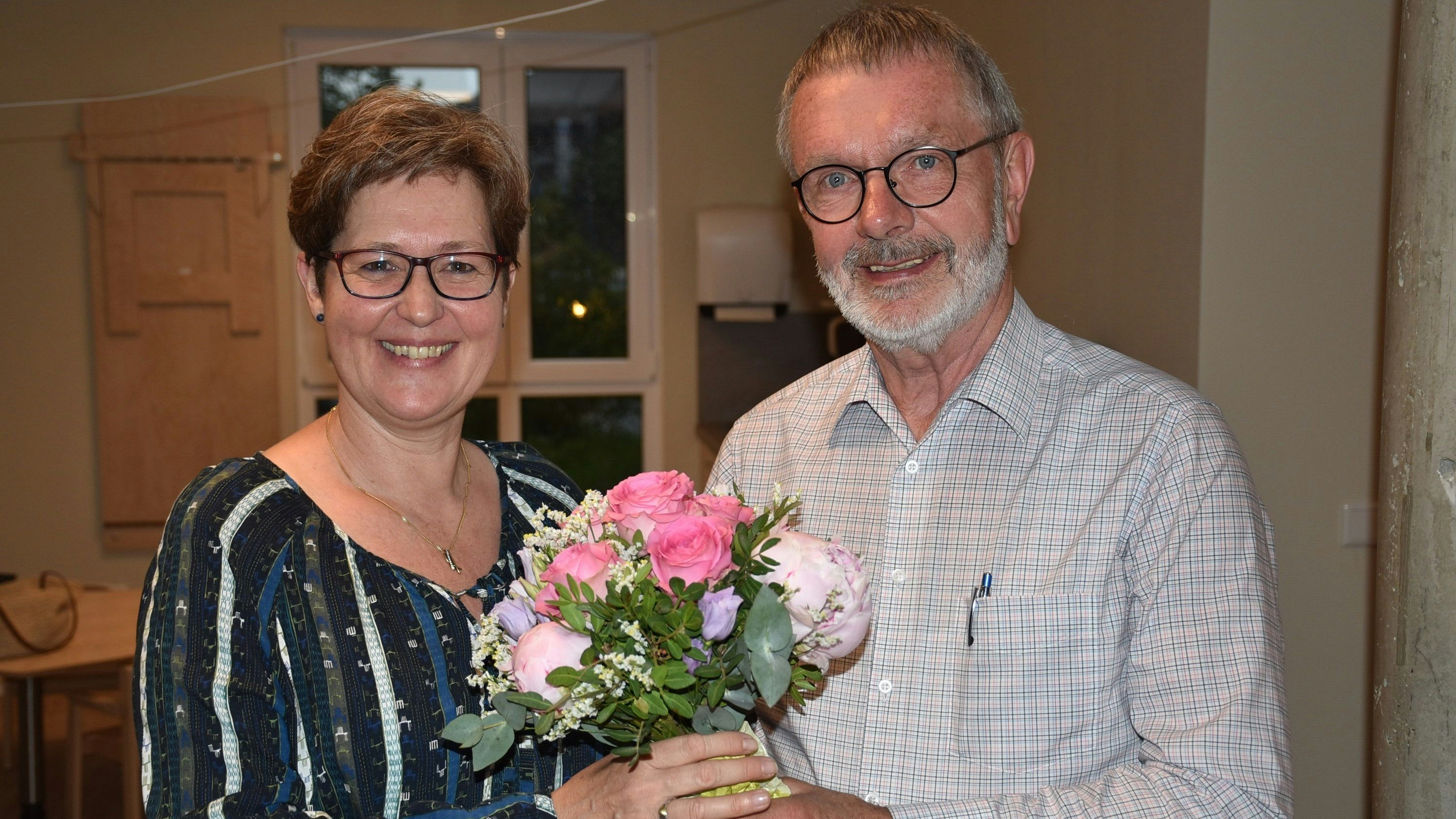 Wiederwahl: Dieter Brockmann gratulierte Anja von Lilienfeld-Toal mit einem Blumenstrauß.&nbsp; Foto: Lammert