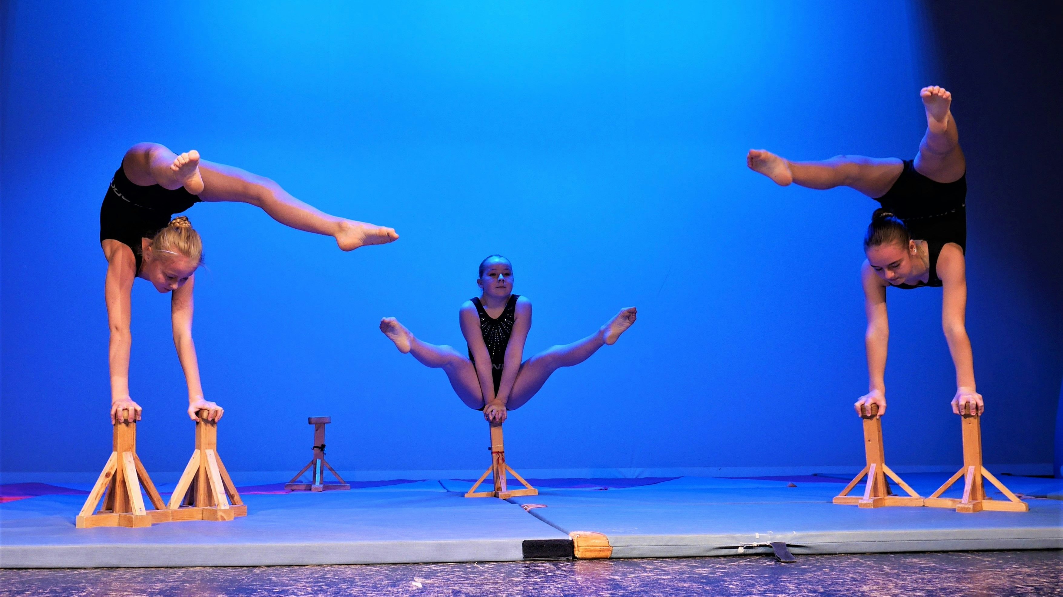 Ganz große Akrobatik: Einen bemerkenswerten Auftritt legten auf der Bühne (von links) Martje Hörnschemeyer, Levke Lange und Emma Oberländer hin. Foto: Schmutte