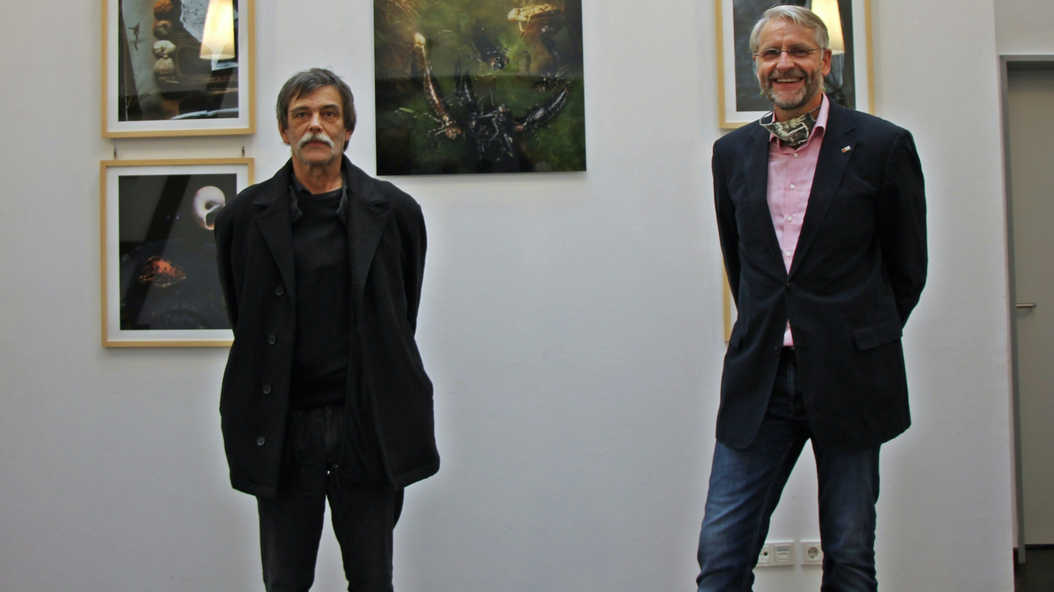 Hoffen auf viele Besucher: Georg Schreiber (links) und Dr. Petersen eröffneten die Ausstellung. Foto: Oevermann