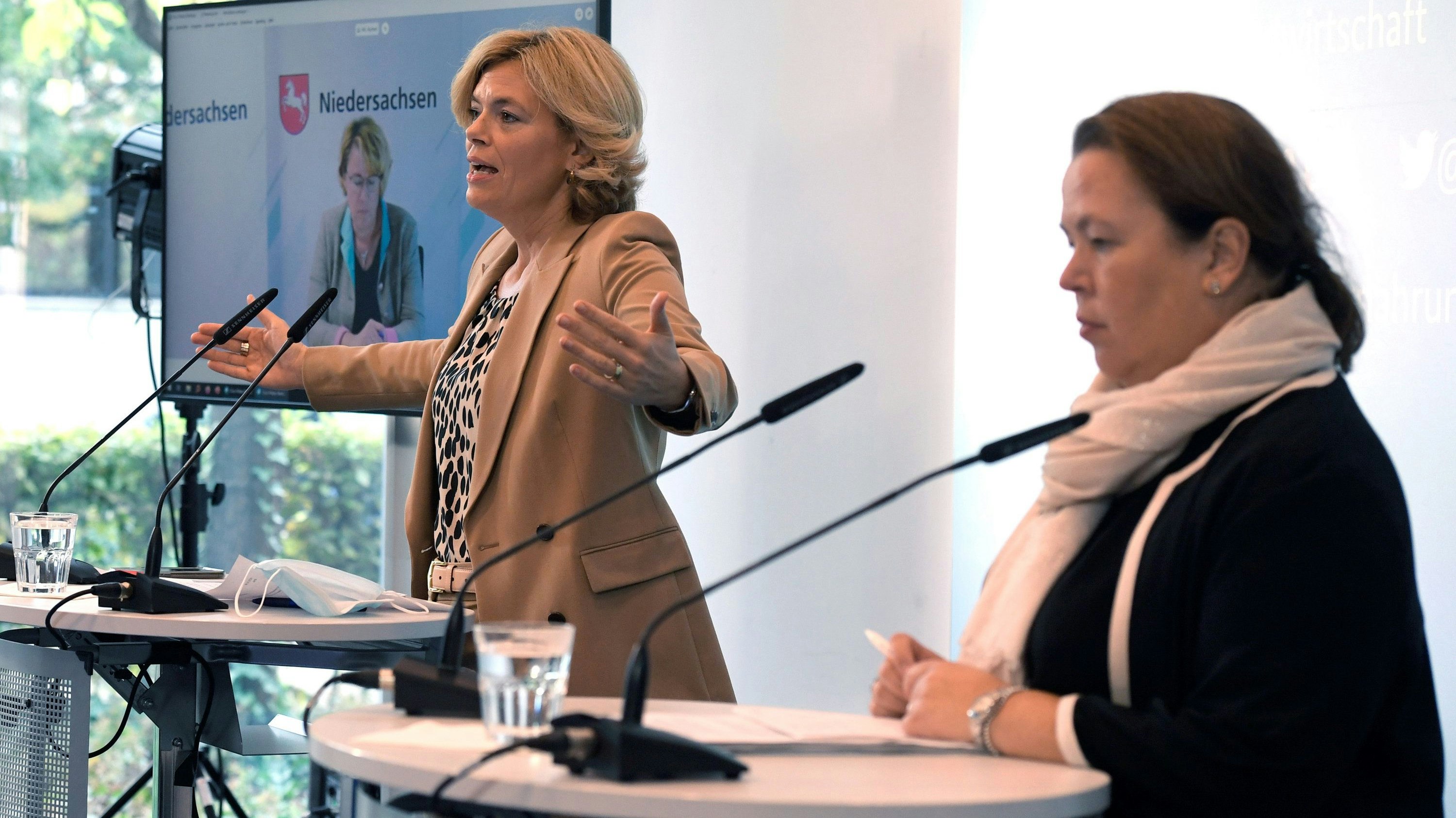 Suche nach neuen Wegen: (von links) Zugeschaltet per Bildschirm war Barbara Otte-Kinast (CDU) bei der Pressekonferenz mit Julia Klöckner (CDU) und Ursula Heinen-Esser (CDU). Foto: dpa / Pfeil