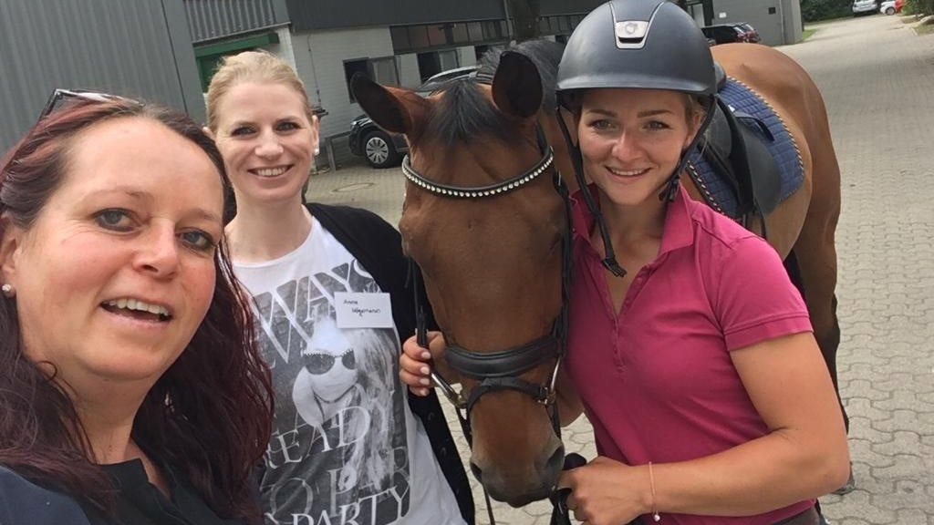 Treffen: Janita van der Kamp-Knies mit Pferdefreundin Anna Högemann bei Julia Krajewski (von links). Foto: van der Kamp-Knies