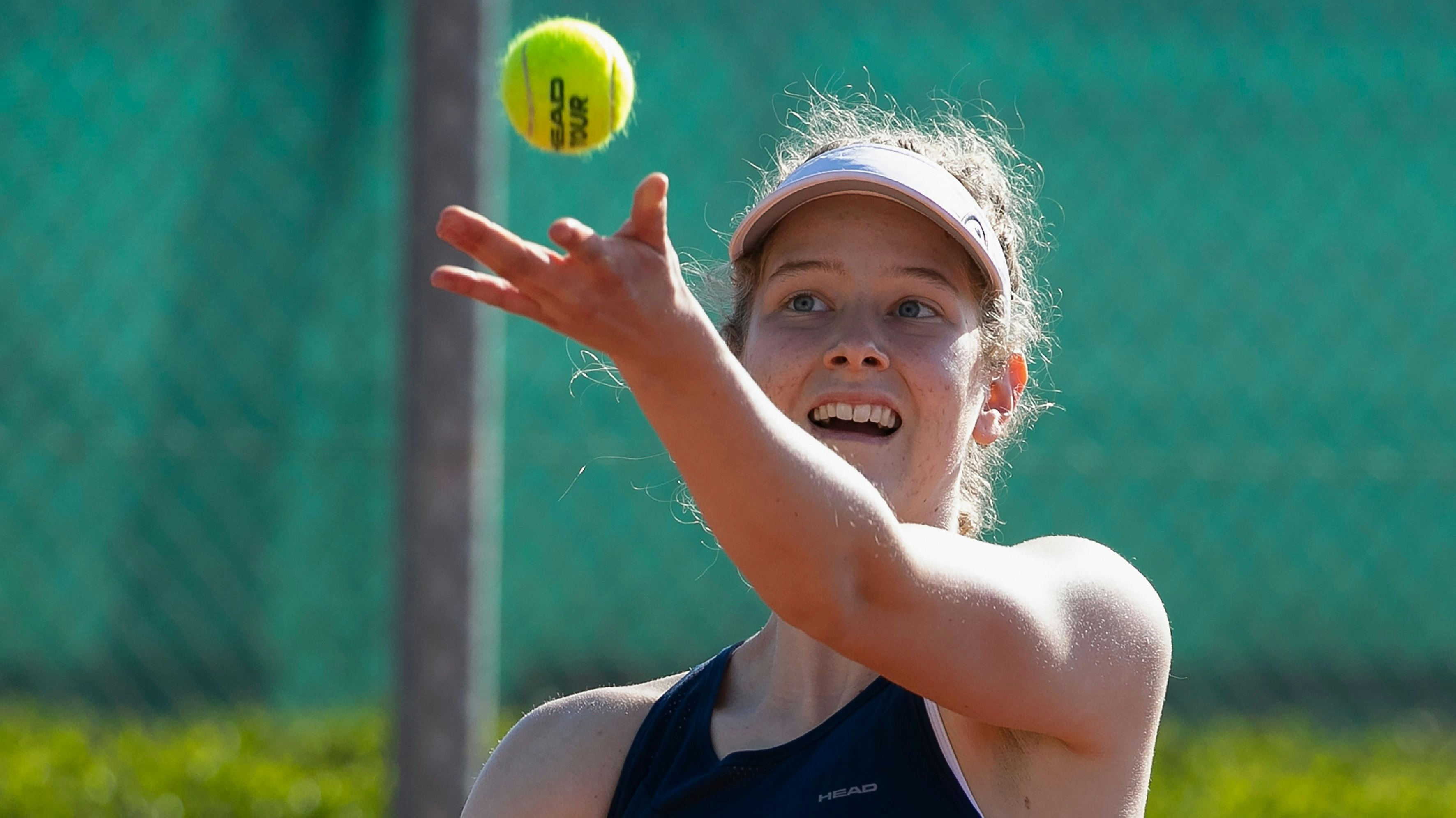 Volle Konzentration beim Aufschlag: Julia Middendorf in Aktion, hier beim ITF-Junior-Turnier im spanischen Villena. Foto: Jürgen Hasenkopf