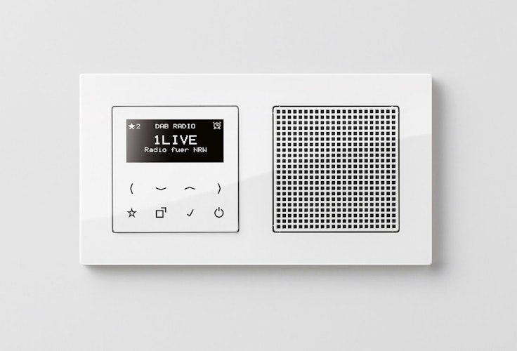 Radio im Schalterdesign – das Touchdisplay mit Glasfront ist in Schwarz oder Weiß wählbar. (Foto: eprJung.de)