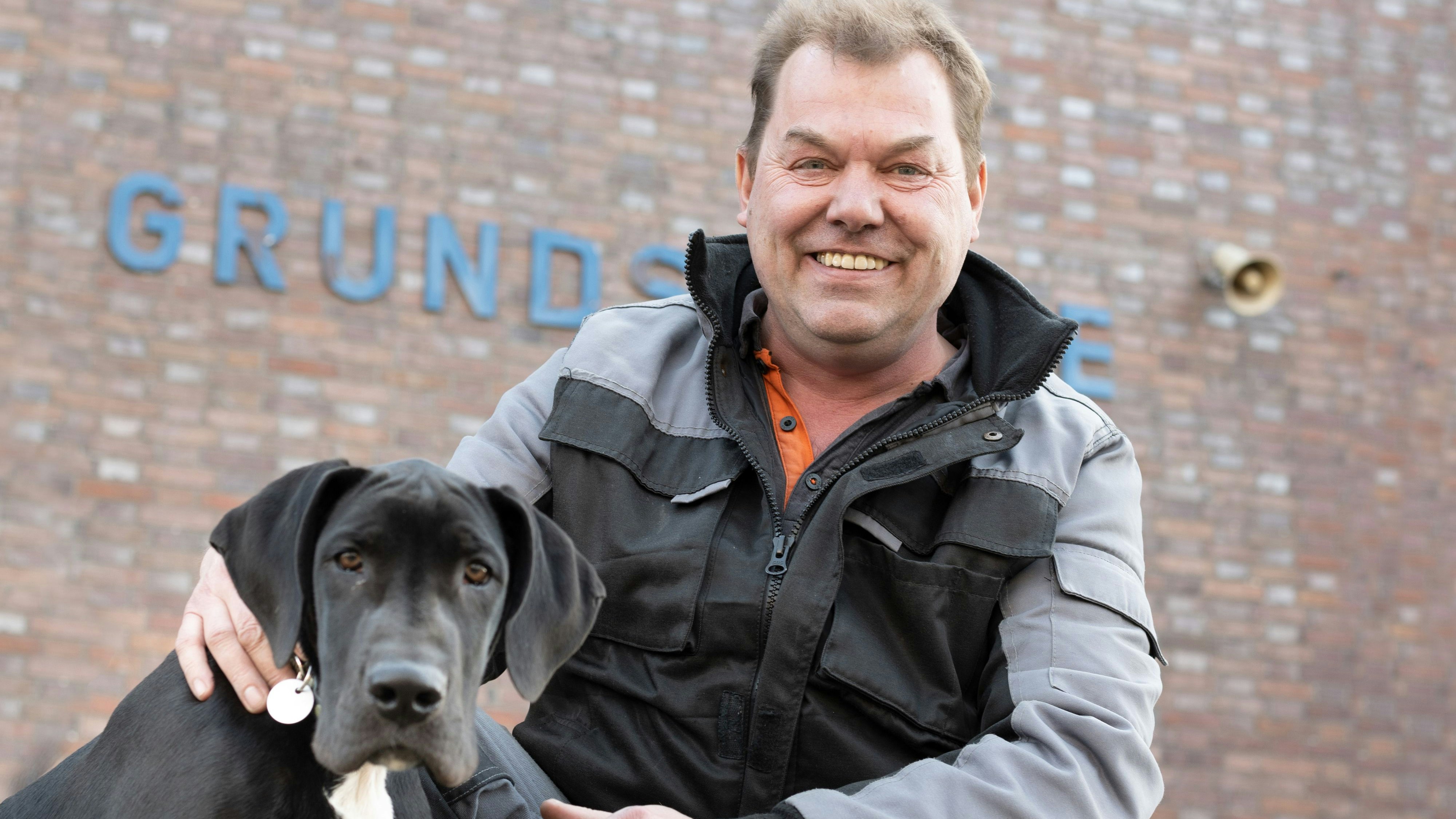 Zuwachs: Die Deutsche Dogge Duke ist vor wenigen Wochen bei Jürgen Hoopmann und seiner Familie eingezogen.&nbsp; Foto: Vorwerk