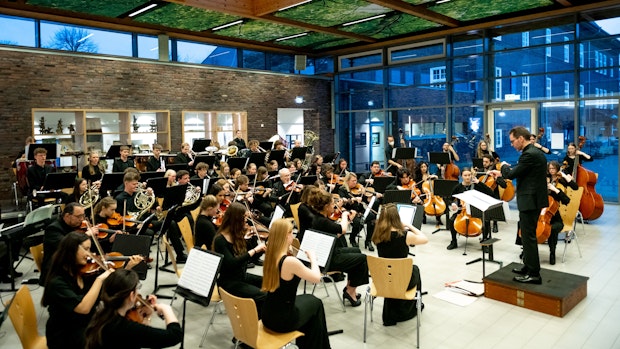 Starker Solist, überraschendes Programm: Das Jugendsymphonieorchester brilliert