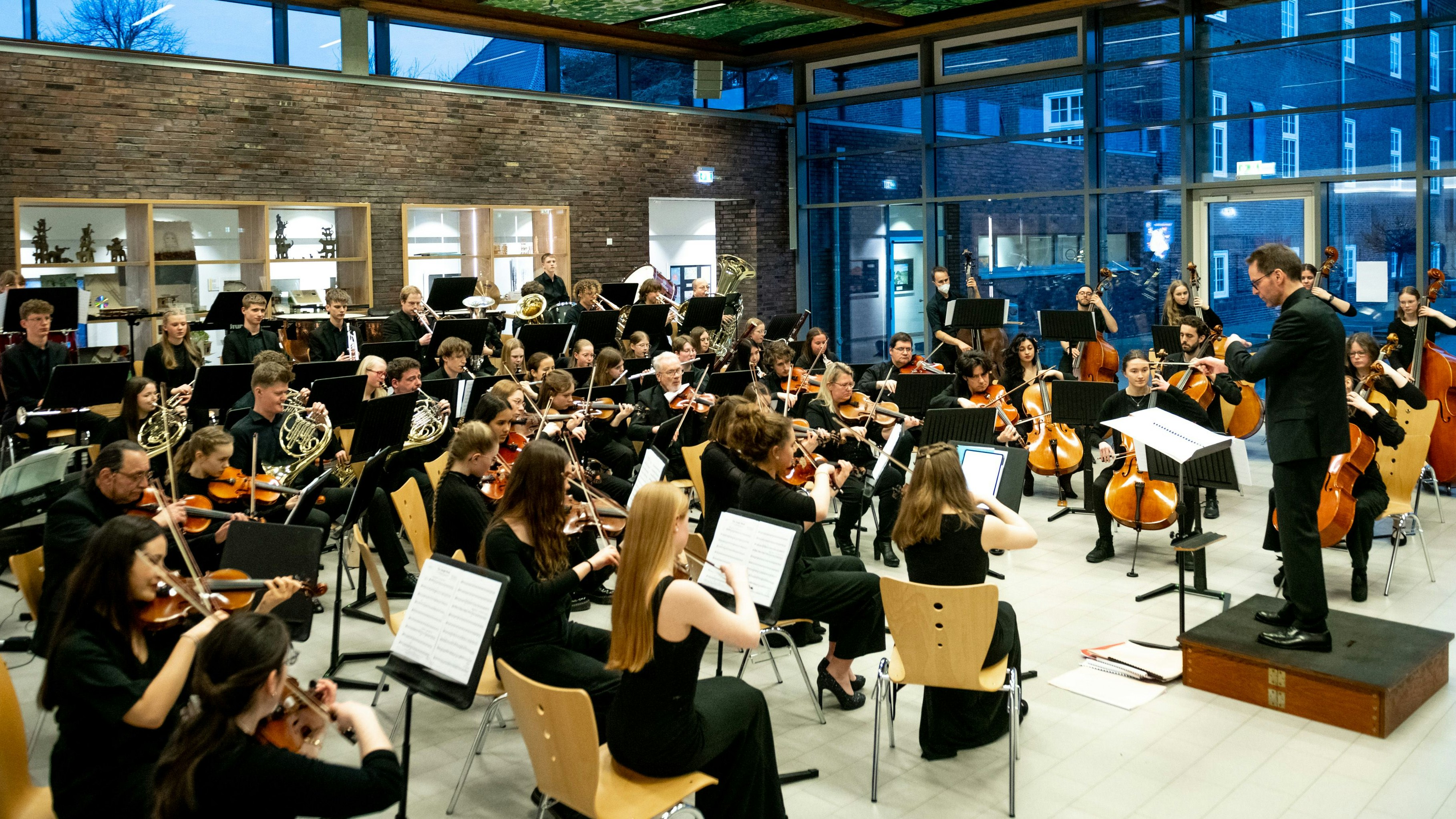Große Besetzung: Das Orchester beeindruckte das Publikum zuerst in Löningen, dann in Vechta. Foto: Chowanietz