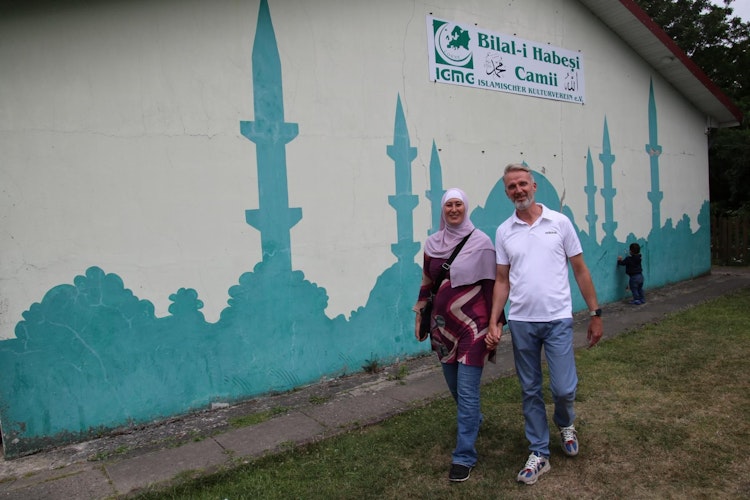 Gestalteten einst die Außenwand der Moschee: Melanie und Dirk Vulhop.  Foto: Steinke