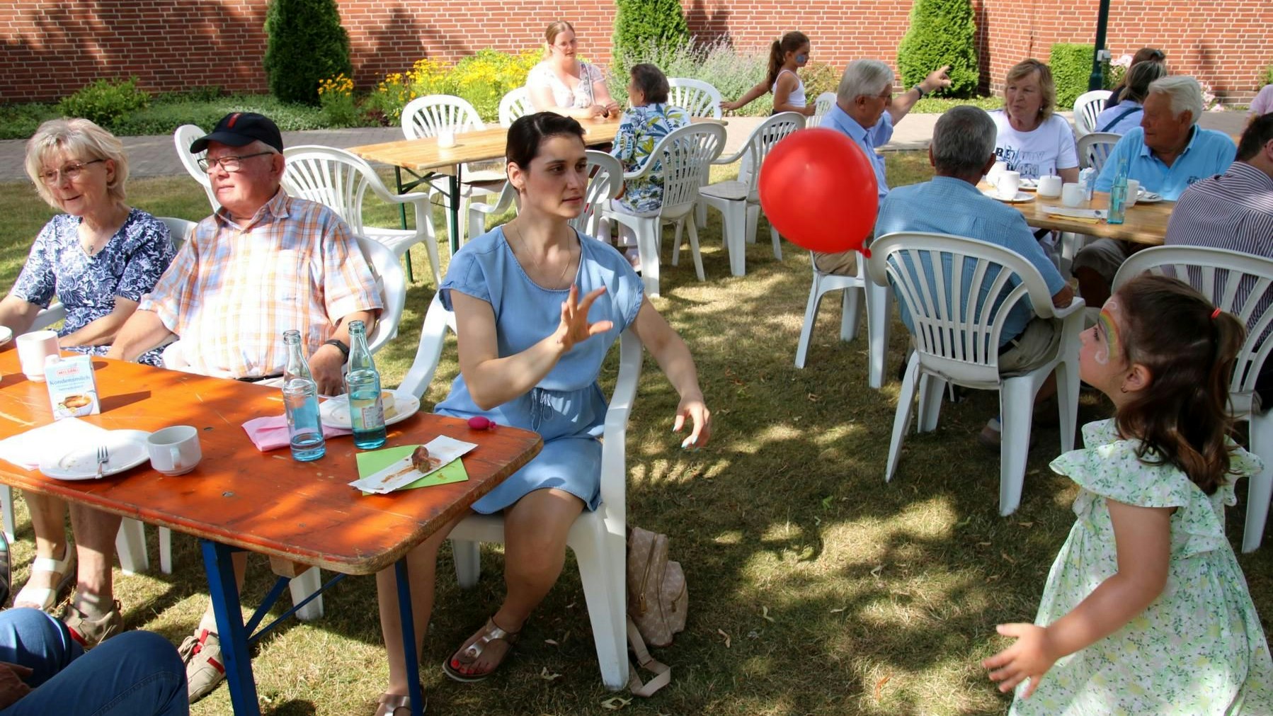 Spaß mit dem Luftballon: Einigen Senioren warteten nur darauf, den Fingervolleyball zurückzuspielen. Foto: Steinke
