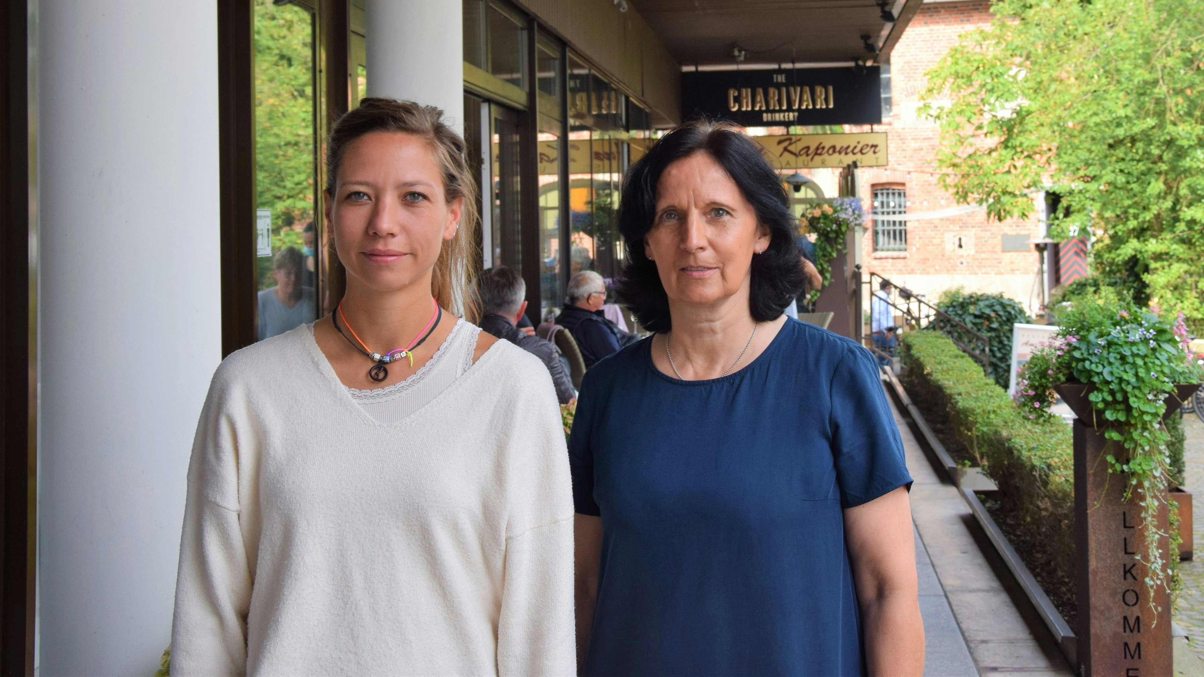 Freuen sich, wenn sie arbeiten dürfen: Sophia Meurer (links) und Christa Brackland führen das Hotel "Am Kamponier" mit dazugehörigem Café und Restaurant durch die Corona-Zeit. Foto: Hahn