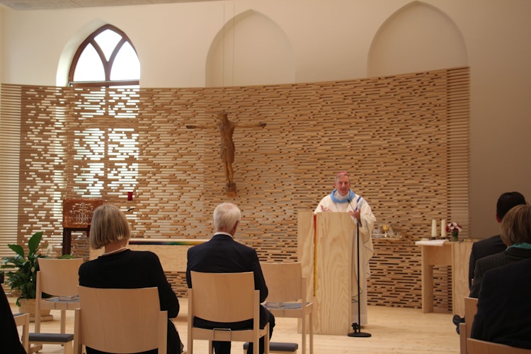 Frisch, hell und modern: Die Kapelle im Mädchengymnasium ist für annähernd 290.000 Euro renoviert worden. Foto: Speckmann